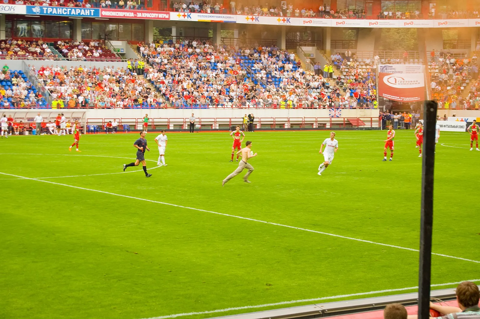 Mecz piłkarski na stadionie (zdjęcie ilustracyjne)