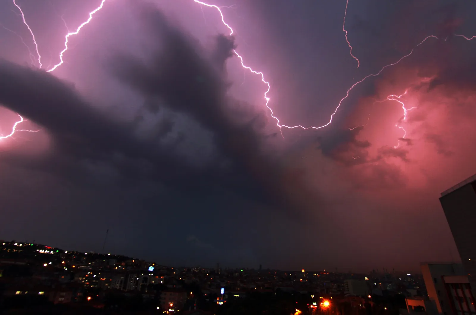 Wyładowanie atmosferyczne podczas burzy (zdjęcie ilustracyjne)