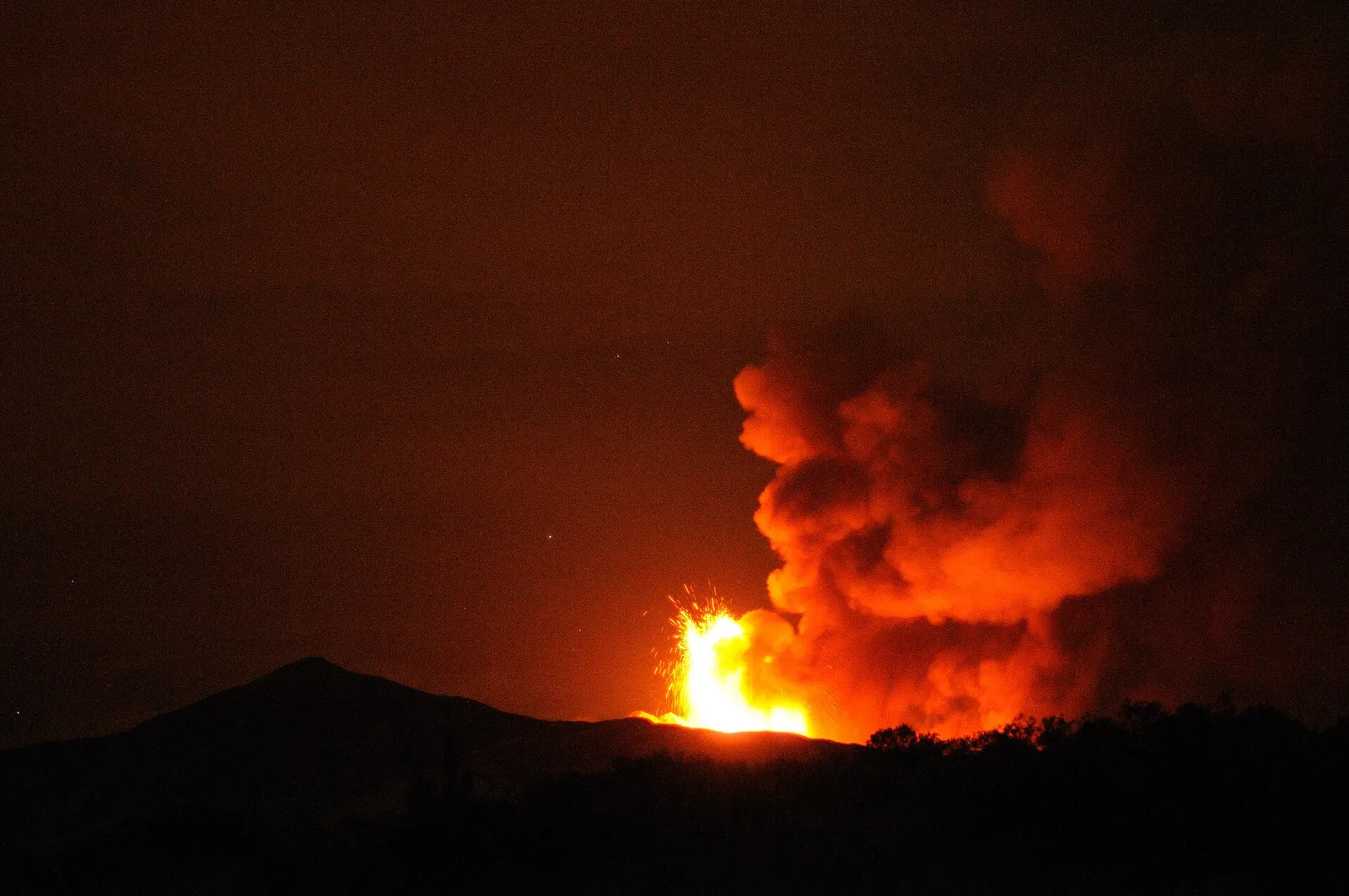 Erupcja Etny (zdjęcie ilustracyjne)