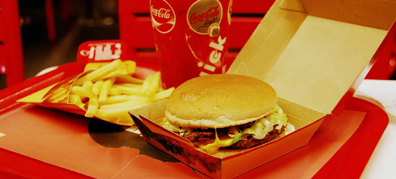 Fast food: hamburger, frytki i napój (zdjęcie ilustracyjne)