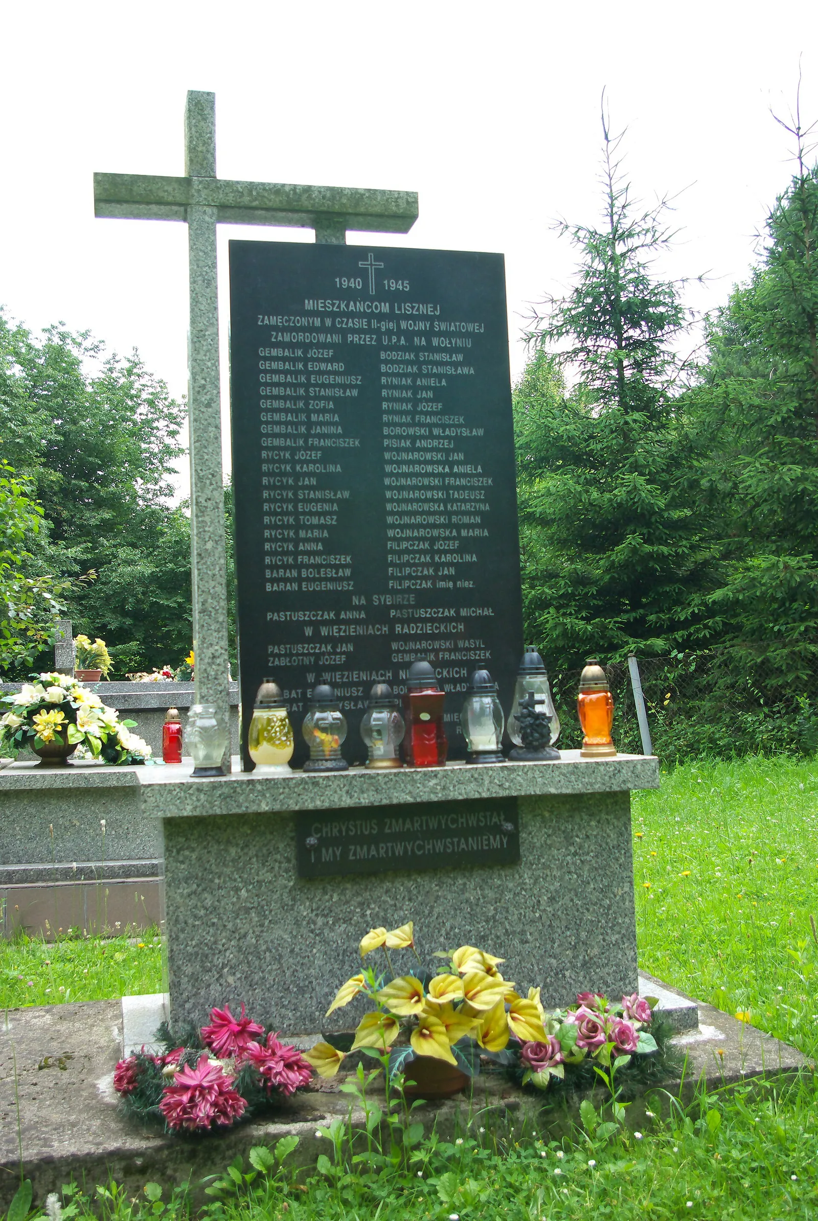 Pomnik ofiar zbrodni wołyńskiej na cmentarzu w Lisznej