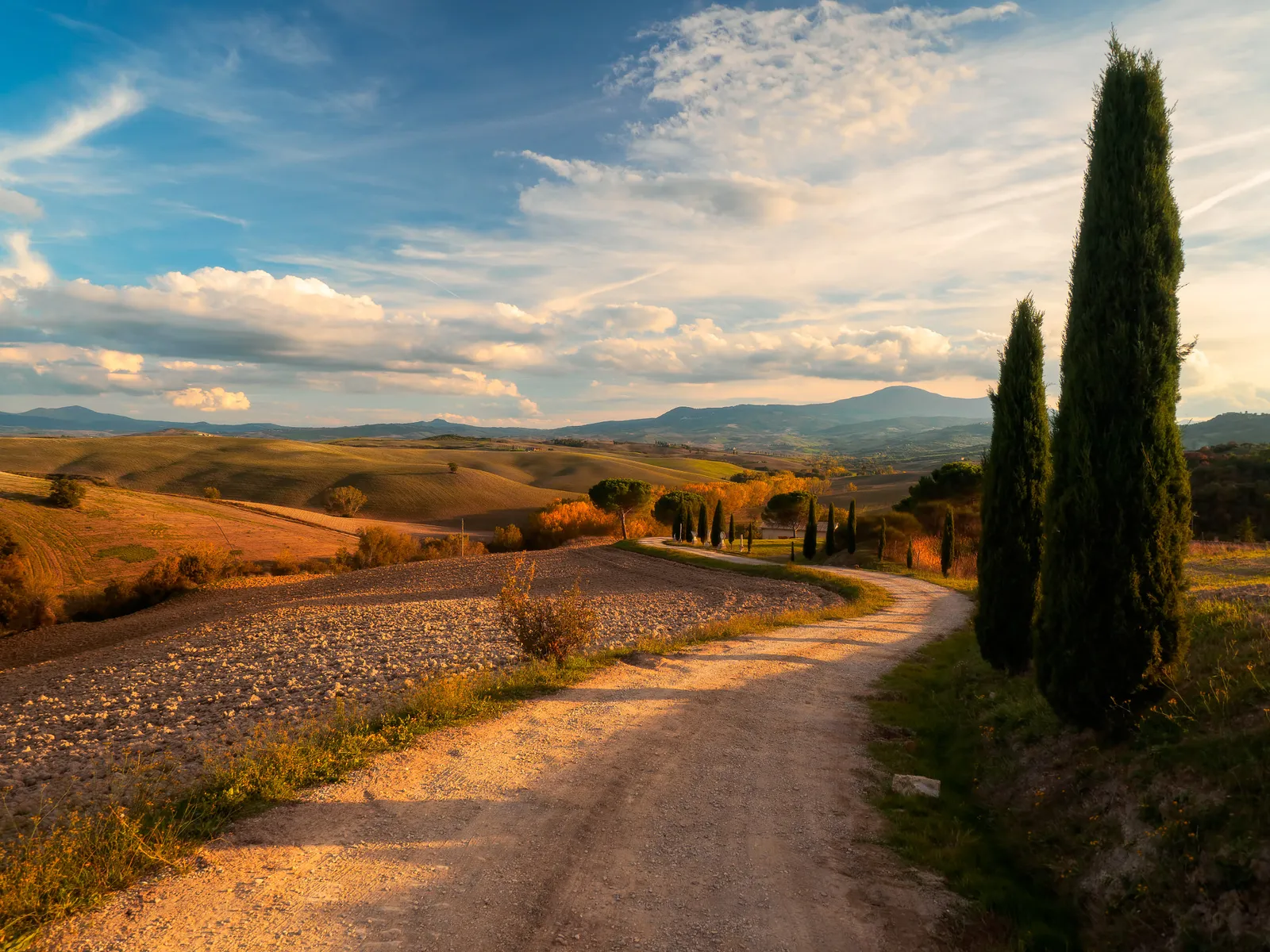Toskański krajobraz Val d'Orcia, przez który biegnie Via Francigena (zdjęcie ilustracyjne)