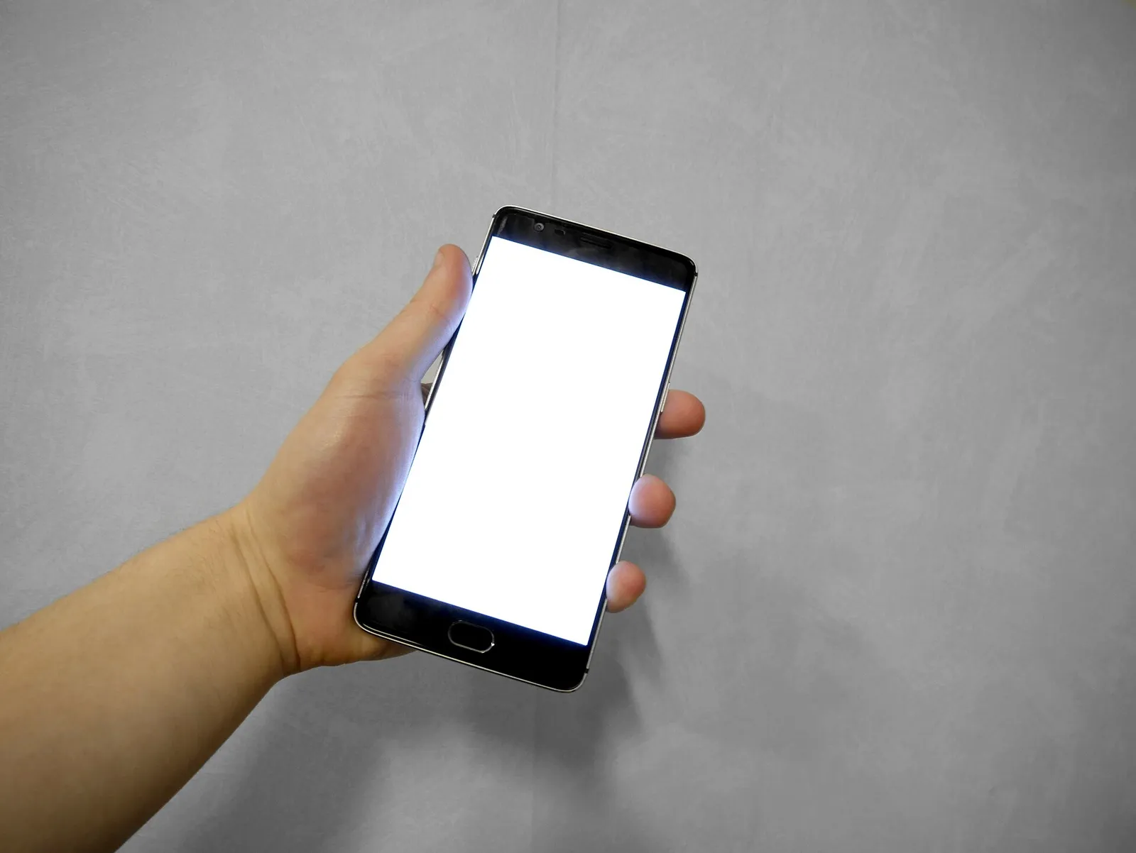 Smartfon z aplikacją w dłoni (zdjęcie ilustracyjne)