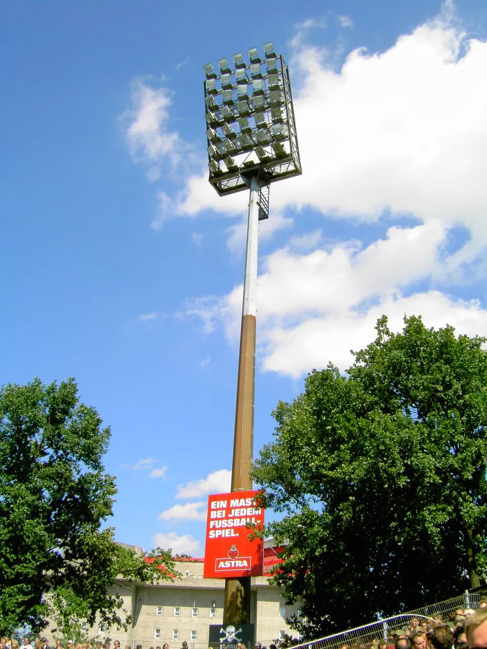 Stadion piłkarski wieczorem (zdjęcie ilustracyjne)