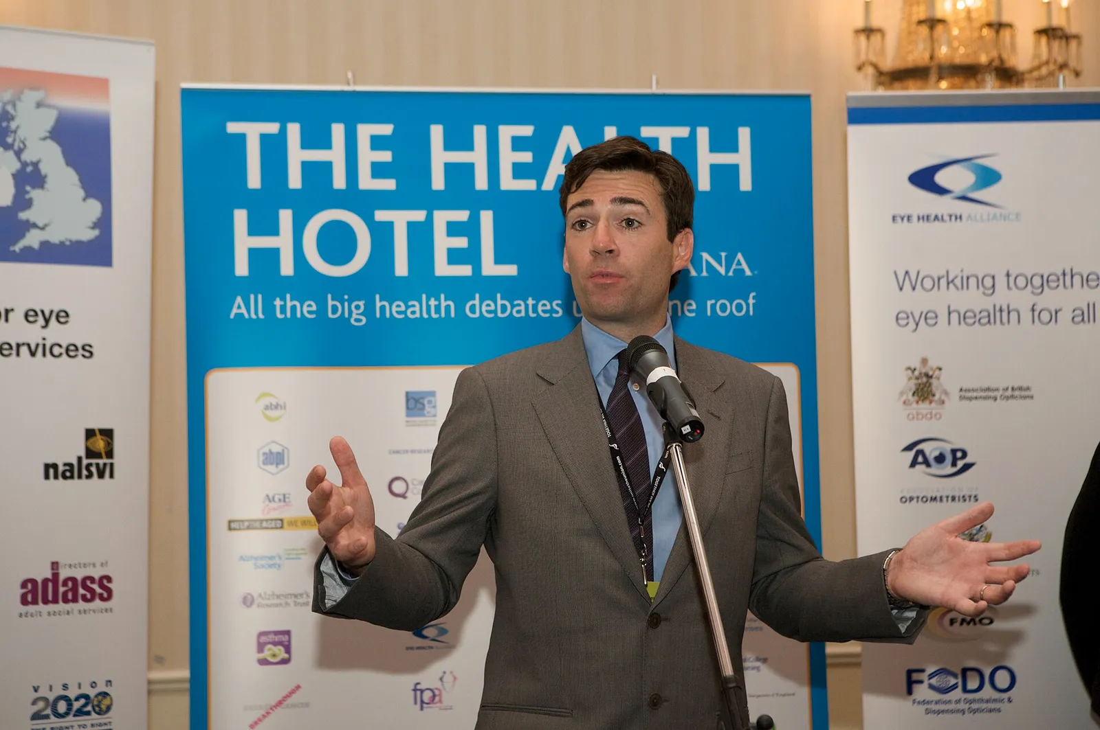 Andy Burnham podczas wystąpienia publicznego (zdjęcie archiwalne z 2009 roku)
