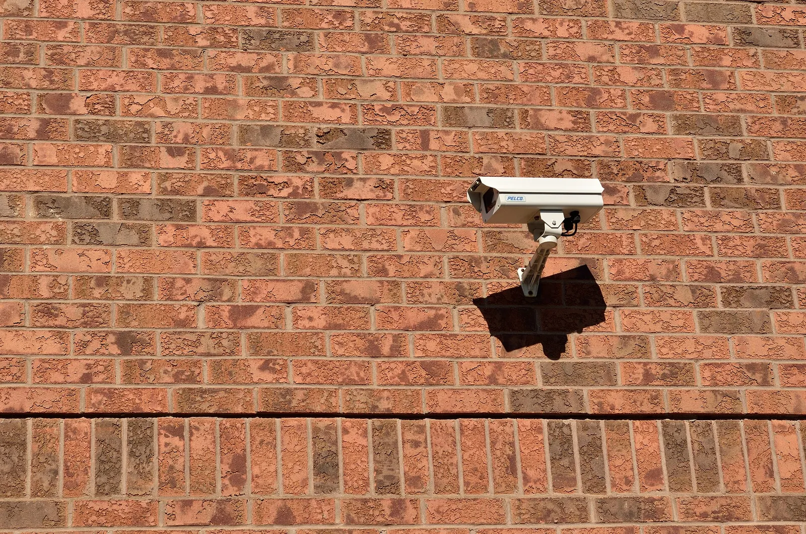 Kamera monitoringu na ścianie budynku (zdjęcie ilustracyjne)