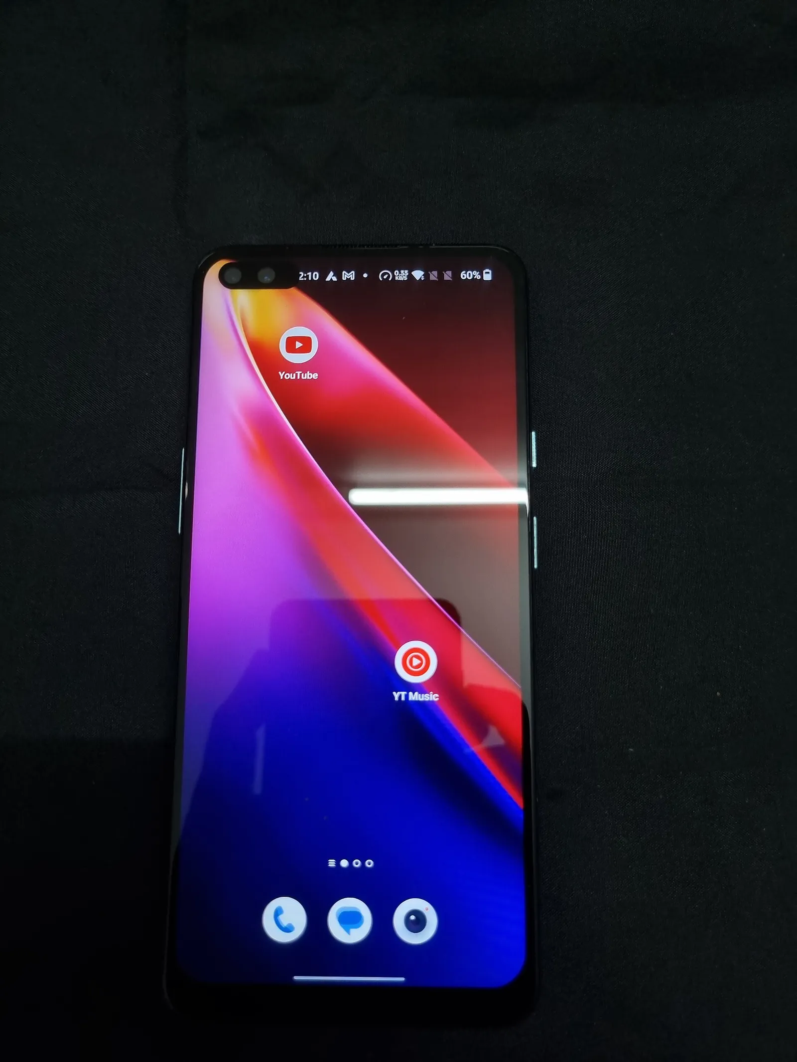 Smartfon z aplikacjami (zdjęcie ilustracyjne)