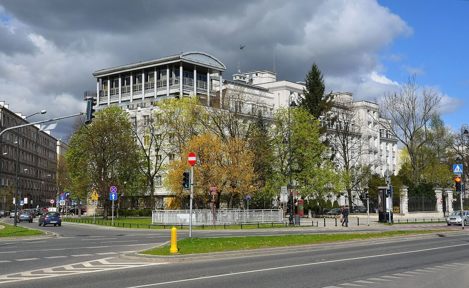 Gmach Ministerstwa Sprawiedliwości w Warszawie widziany z placu Na Rozdrożu