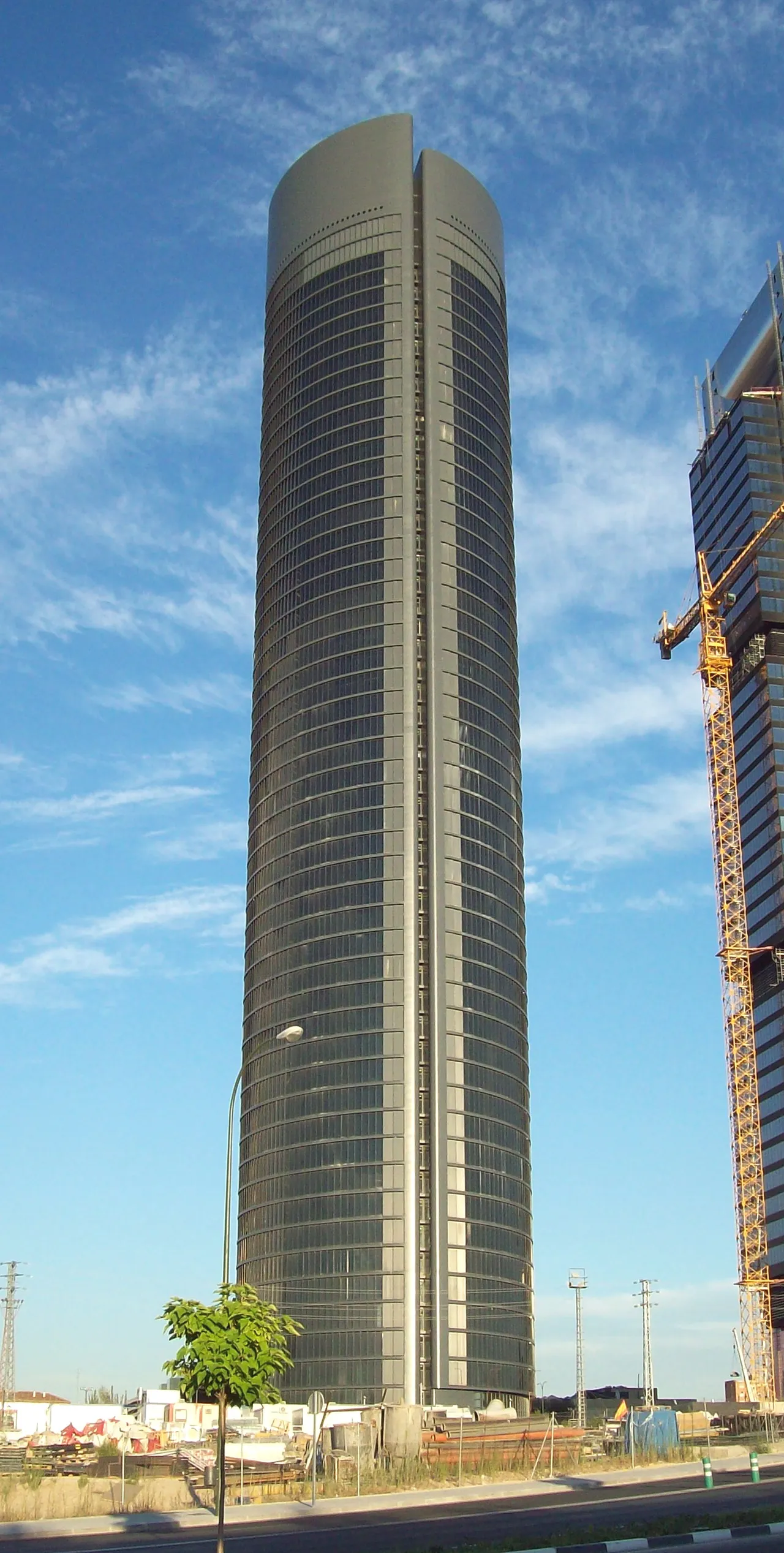 Wieżowiec w kompleksie Cuatro Torres w Madrycie