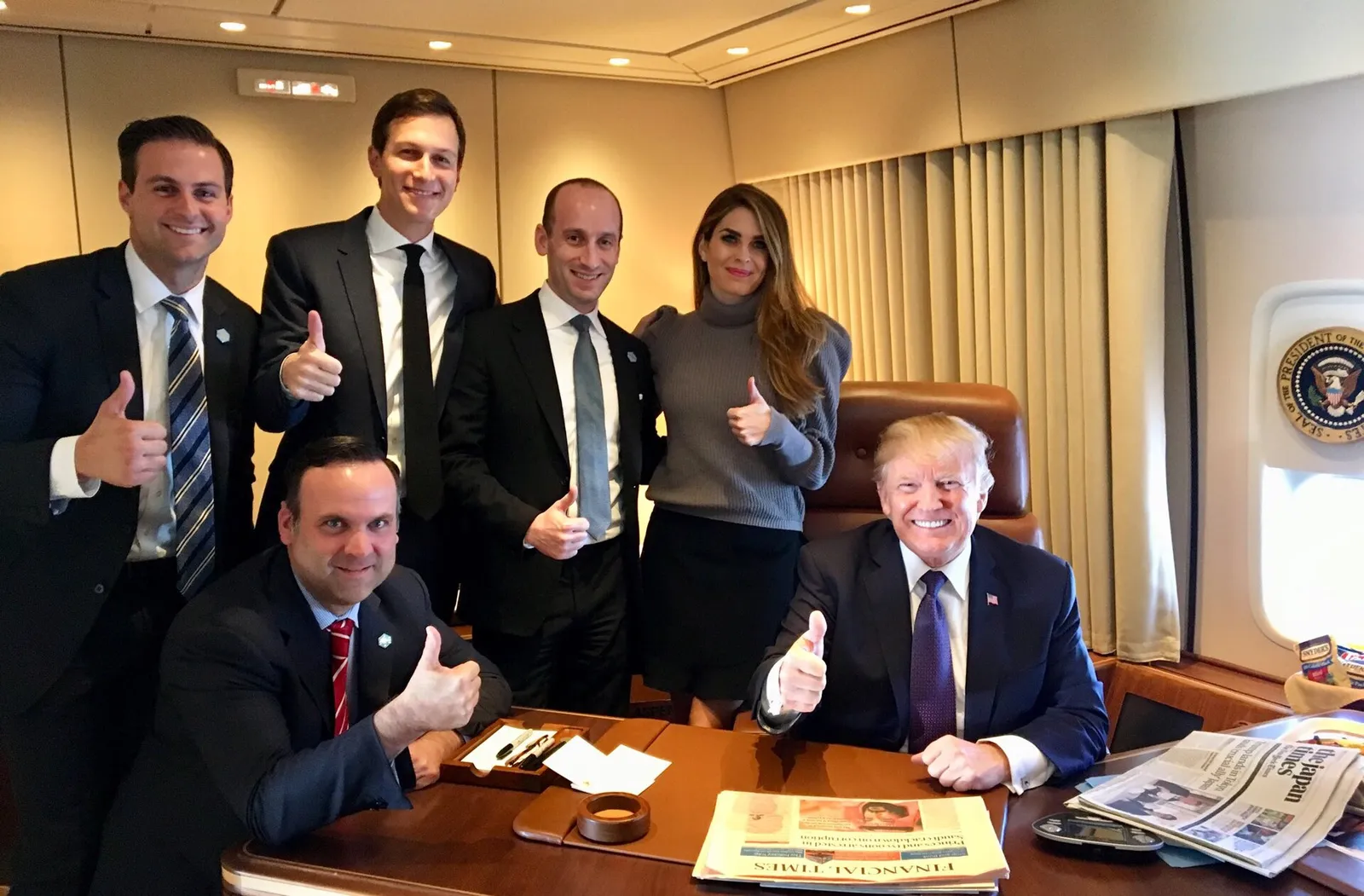 Donald Trump na pokładzie Air Force One (zdjęcie ilustracyjne)