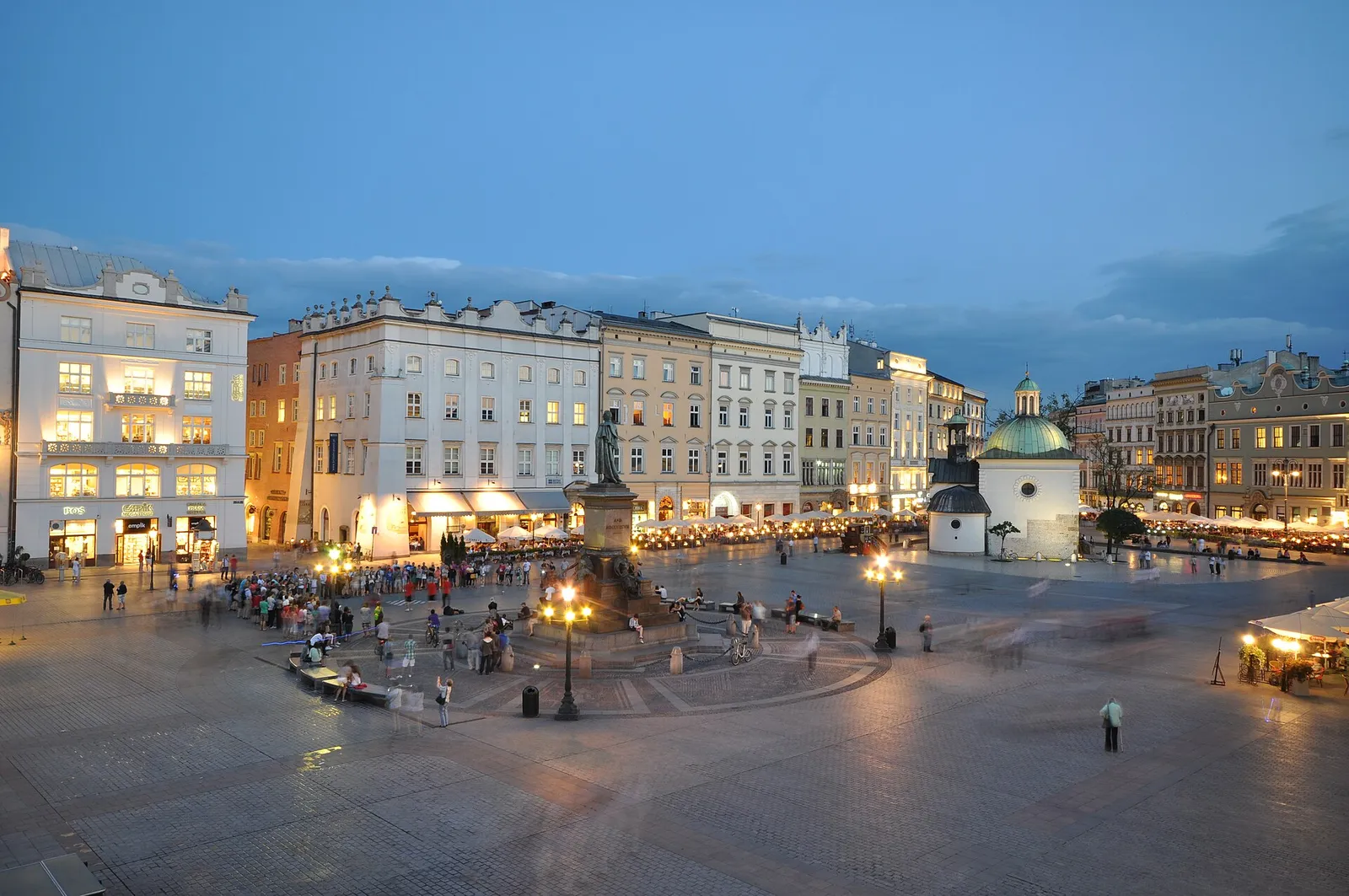 Rynek polskiego miasta o zmierzchu (zdjęcie ilustracyjne)