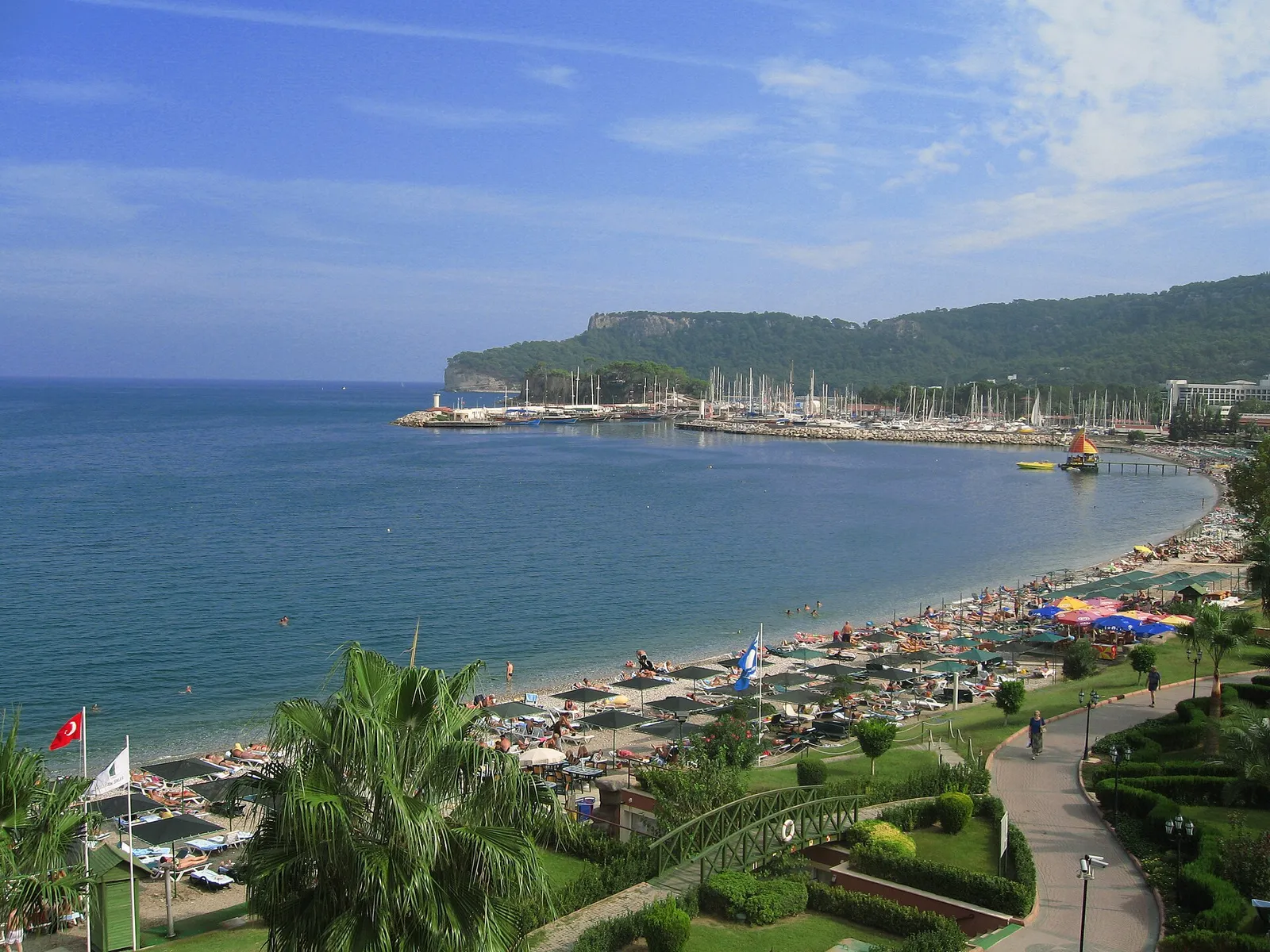 Plaża w kurorcie w Kemer pod Antalyą (zdjęcie ilustracyjne)