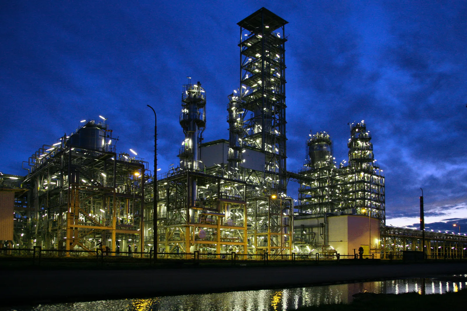 Zakład petrochemiczny (zdjęcie ilustracyjne)