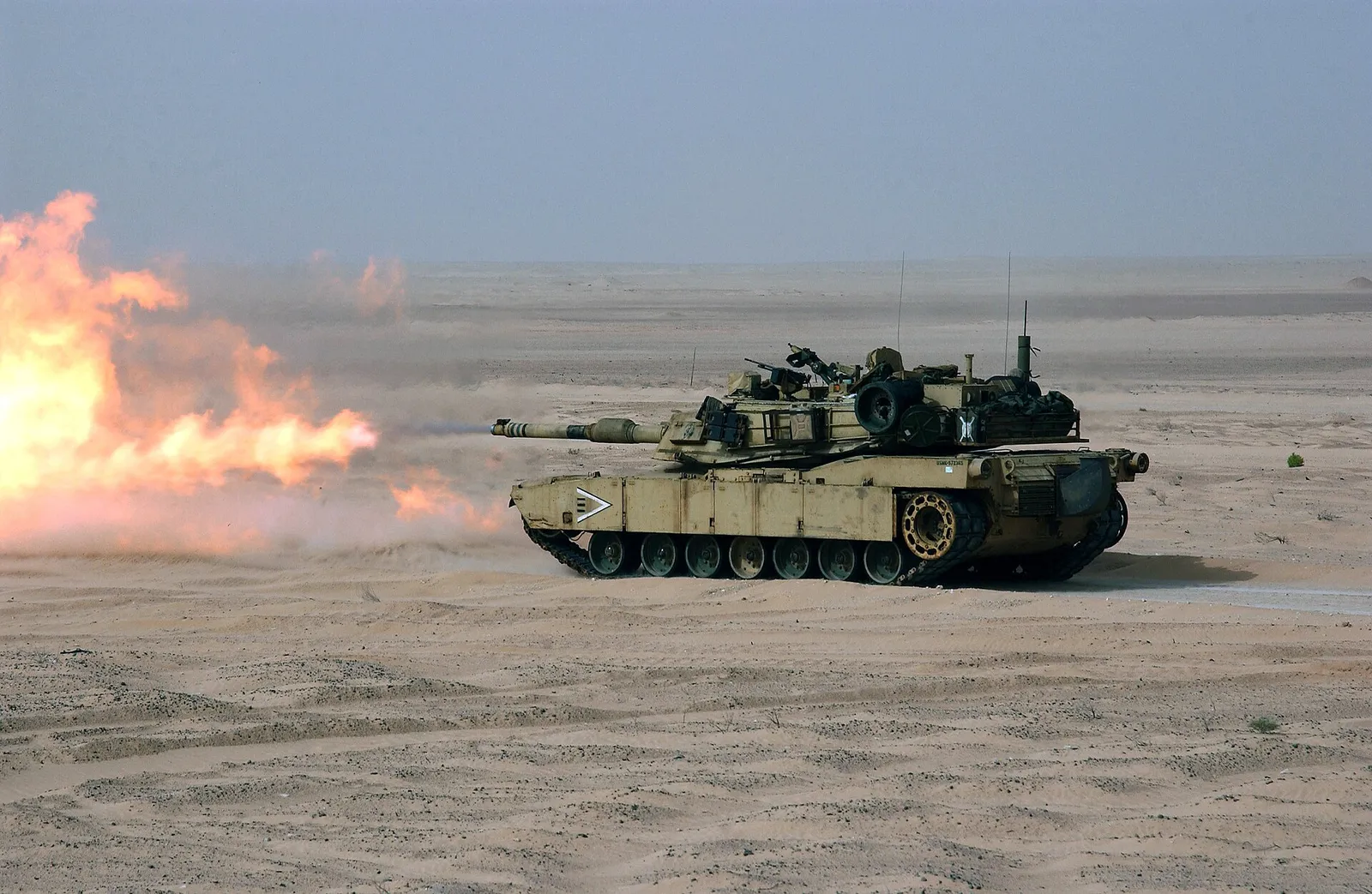 Czołg M1 Abrams podczas strzelania (zdjęcie ilustracyjne)