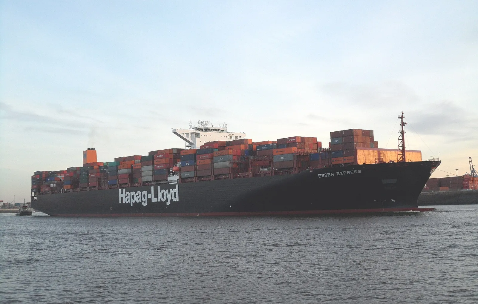 Statek kontenerowy opuszcza port (zdjęcie ilustracyjne)