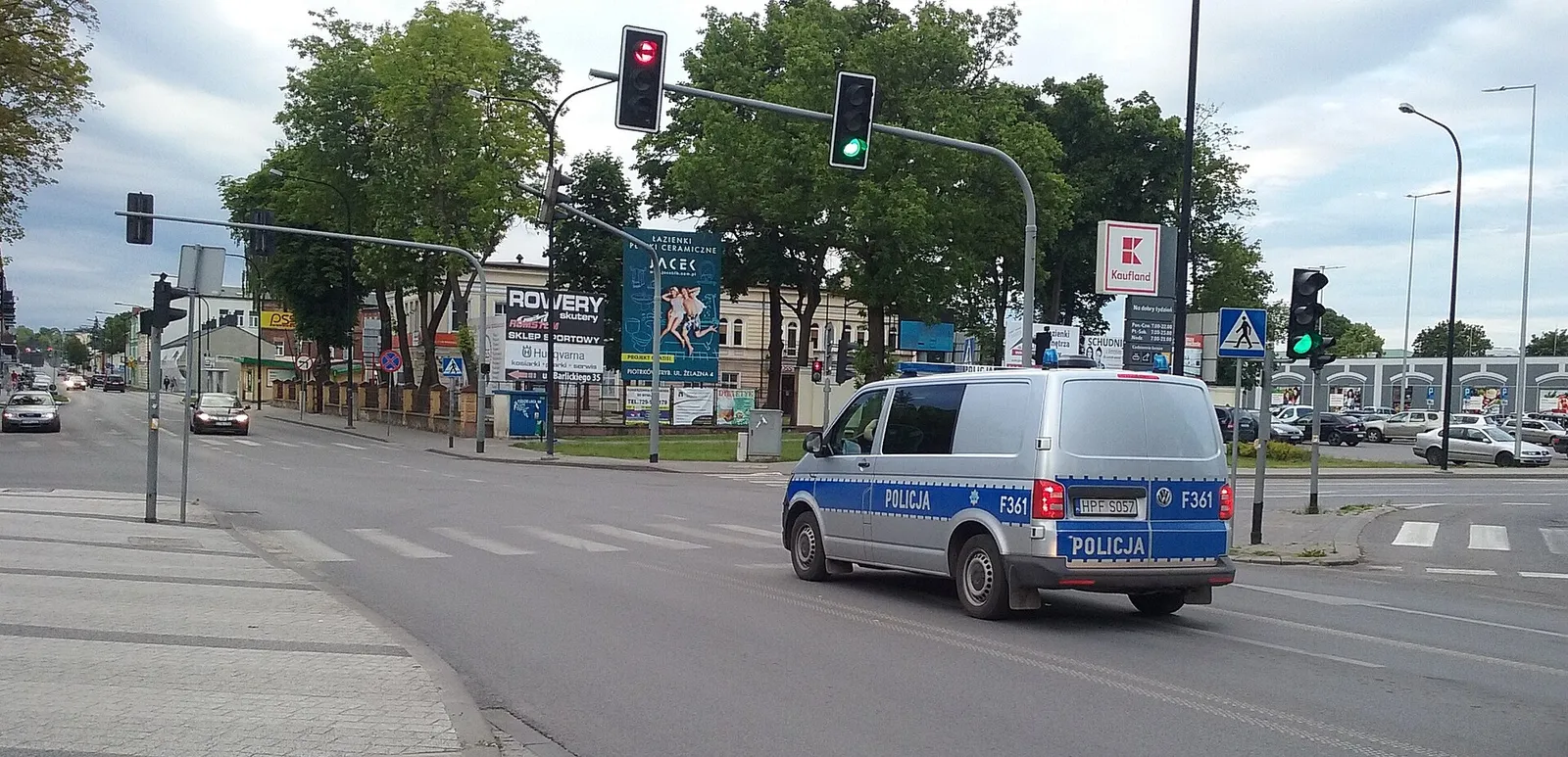 Radiowóz polskiej policji na ulicy (zdjęcie ilustracyjne)