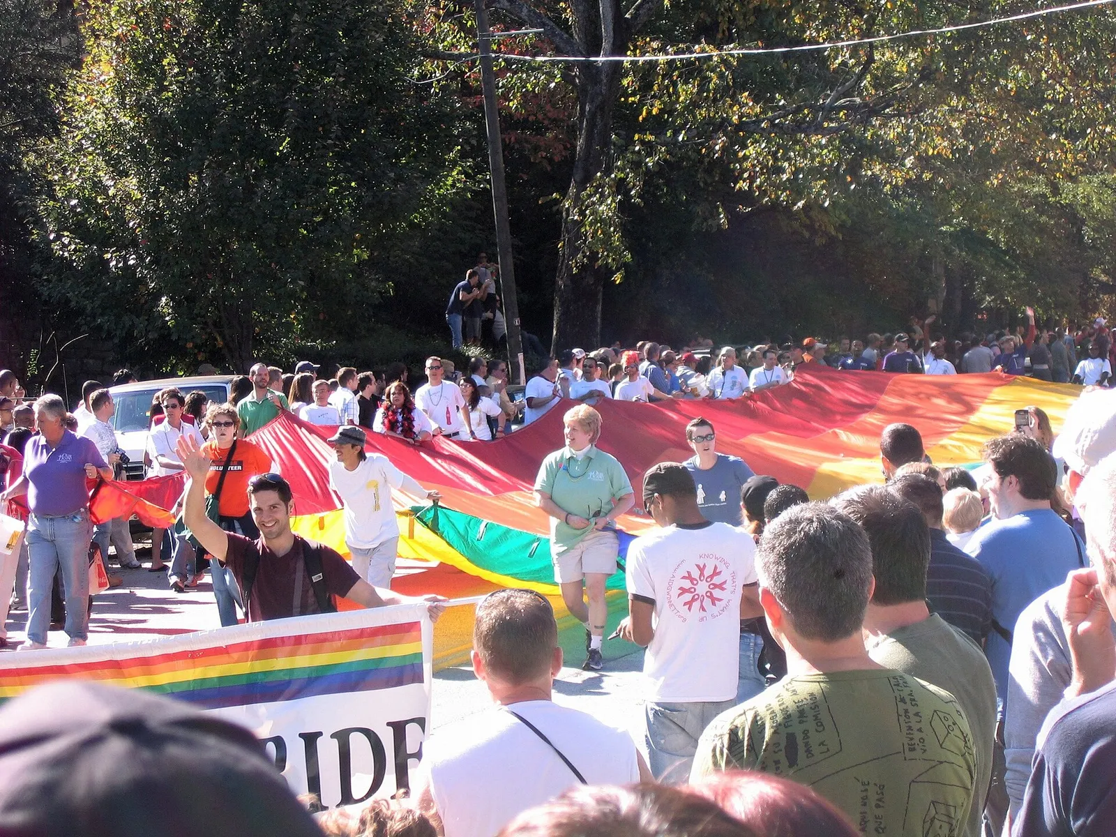 Marsz równości z tęczową flagą (zdjęcie ilustracyjne)