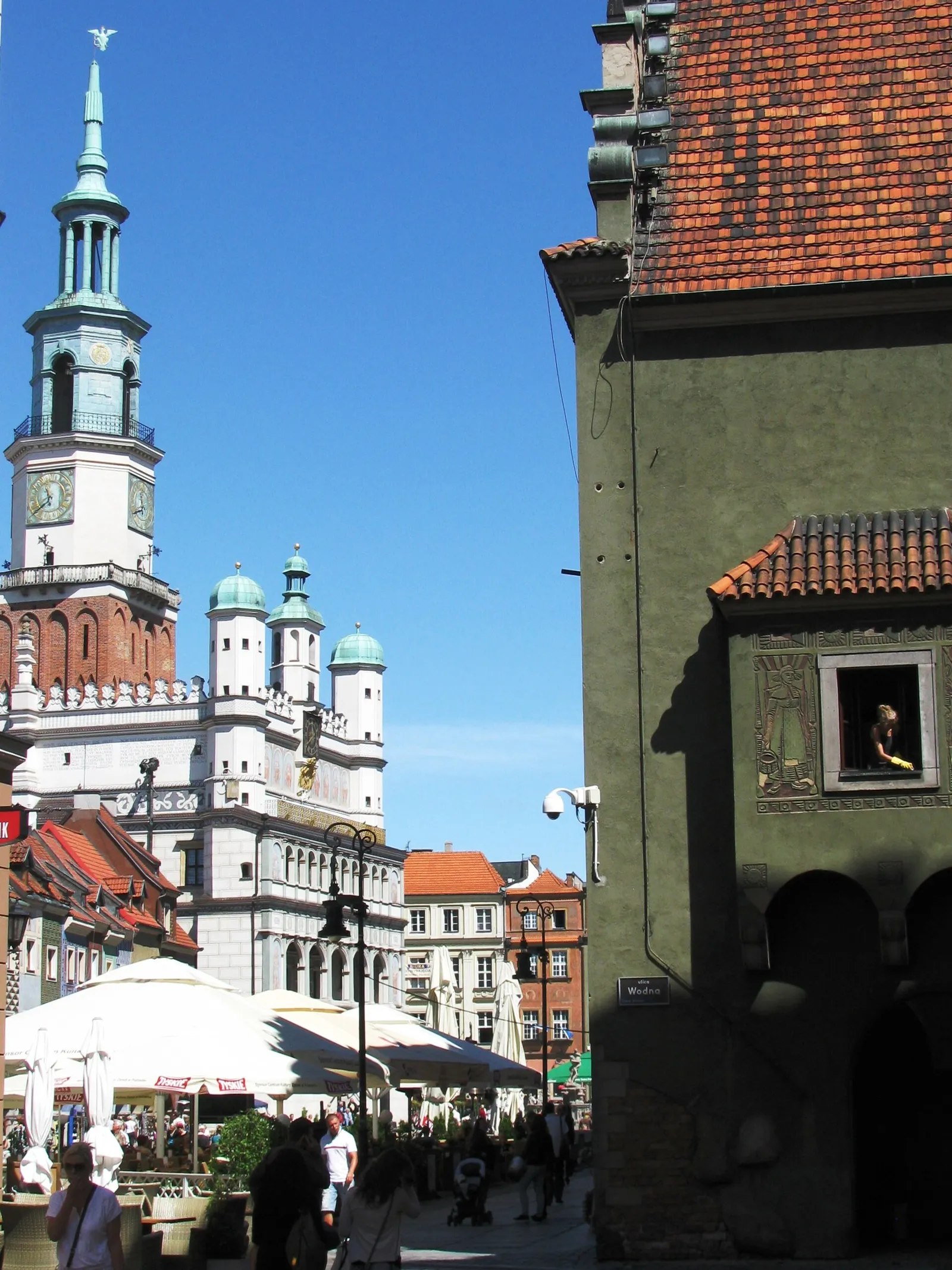 Stary Rynek w Poznaniu z kolorowymi kamienicami (zdjęcie ilustracyjne)