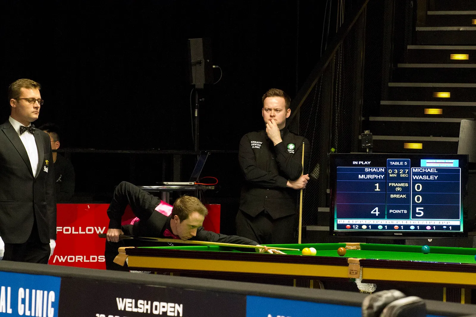 Zawodnik przy stole snookerowym (zdjęcie ilustracyjne)