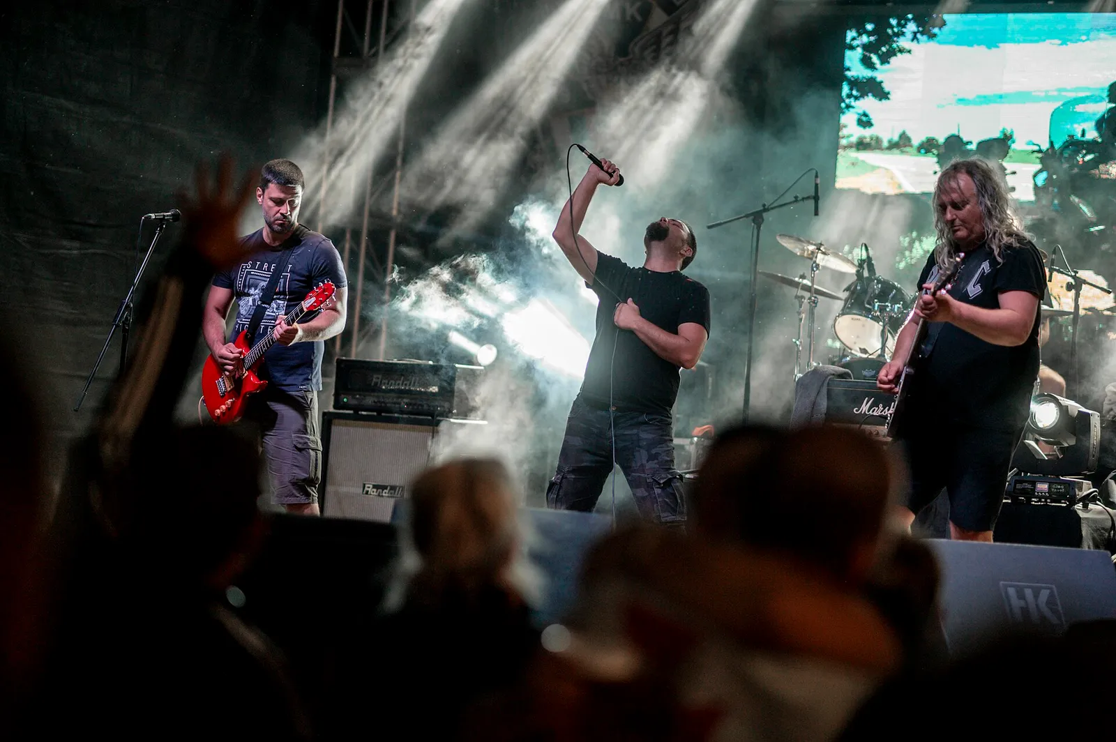 Koncert rockowy na plenerowym festiwalu (zdjęcie ilustracyjne)