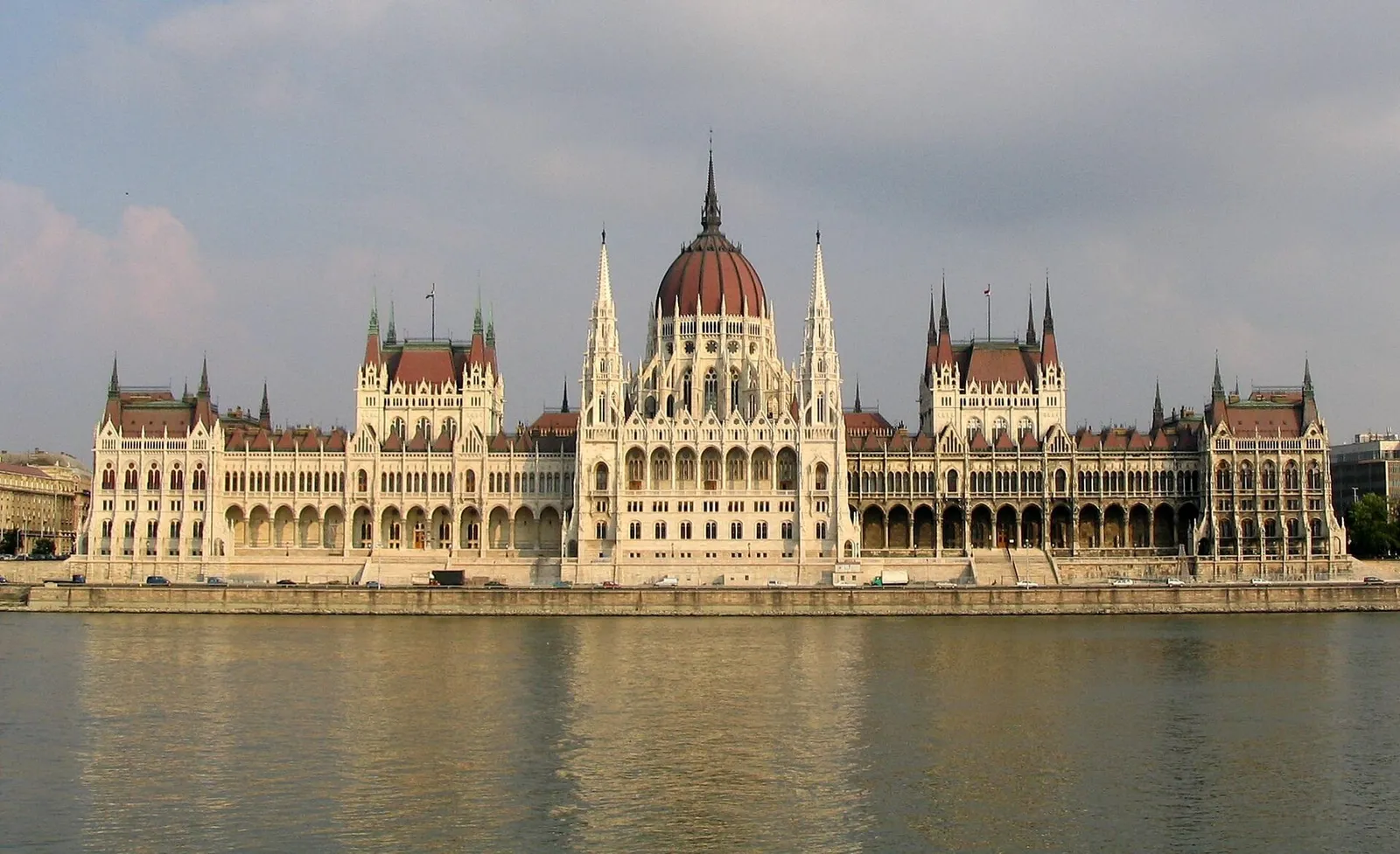 Parlament w Budapeszcie (zdjęcie ilustracyjne)