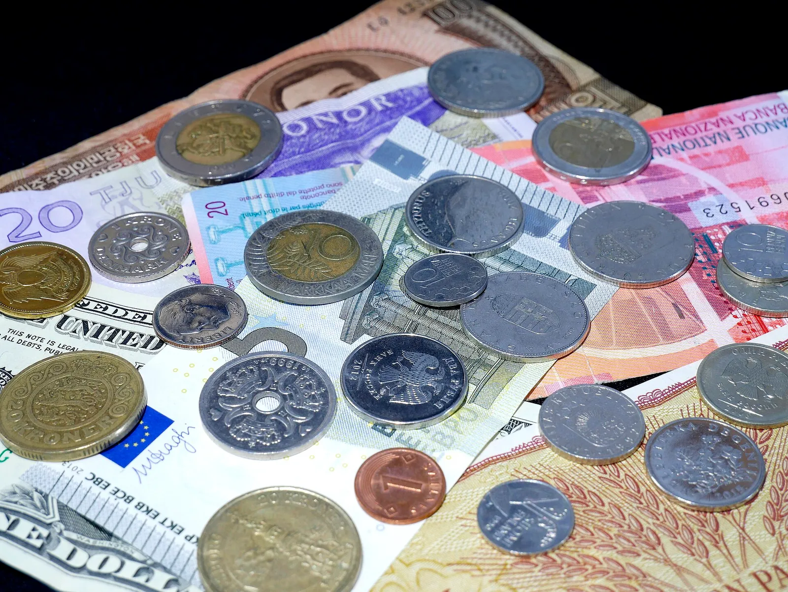 Banknoty i monety (zdjęcie ilustracyjne)