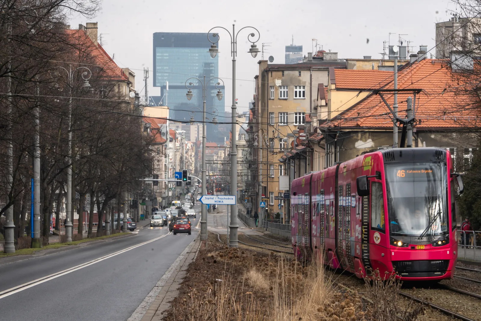 Nowoczesny tramwaj na ulicy polskiego miasta (zdjęcie ilustracyjne)