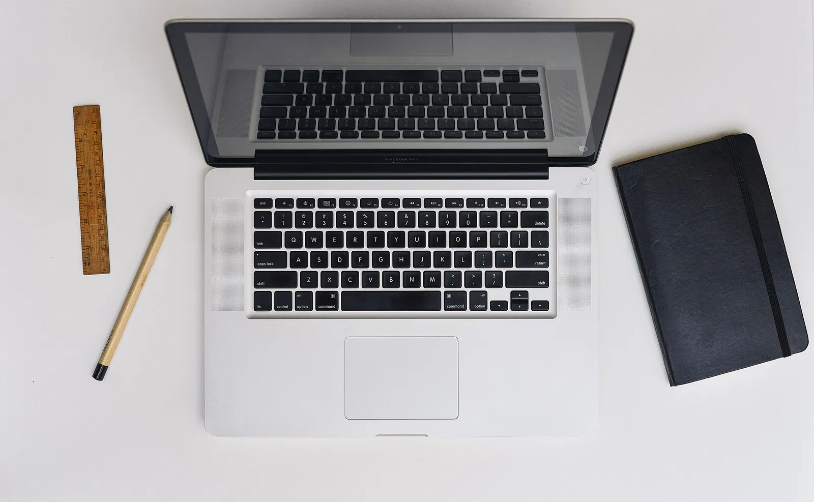 Laptop na biurku — praca (zdjęcie ilustracyjne)