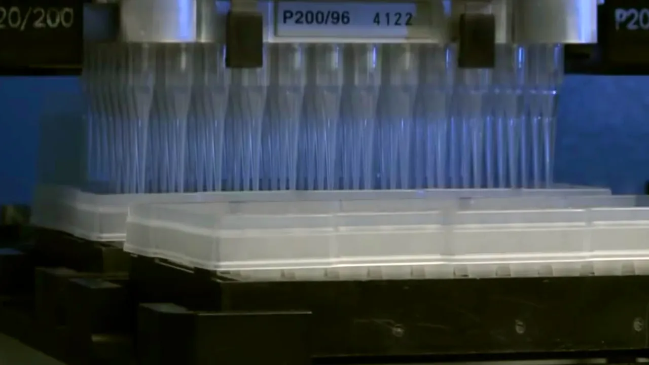 Zautomatyzowane laboratorium — robot do obsługi próbek (zdjęcie ilustracyjne)