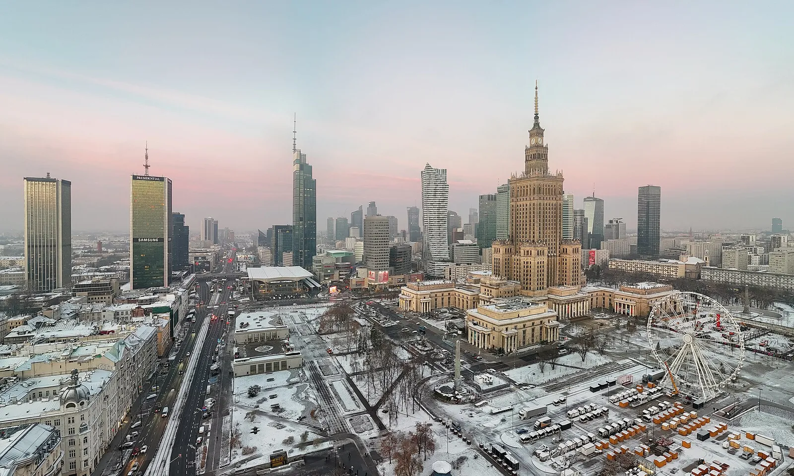 Panorama centrum Warszawy z wieżowcami (zdjęcie ilustracyjne)