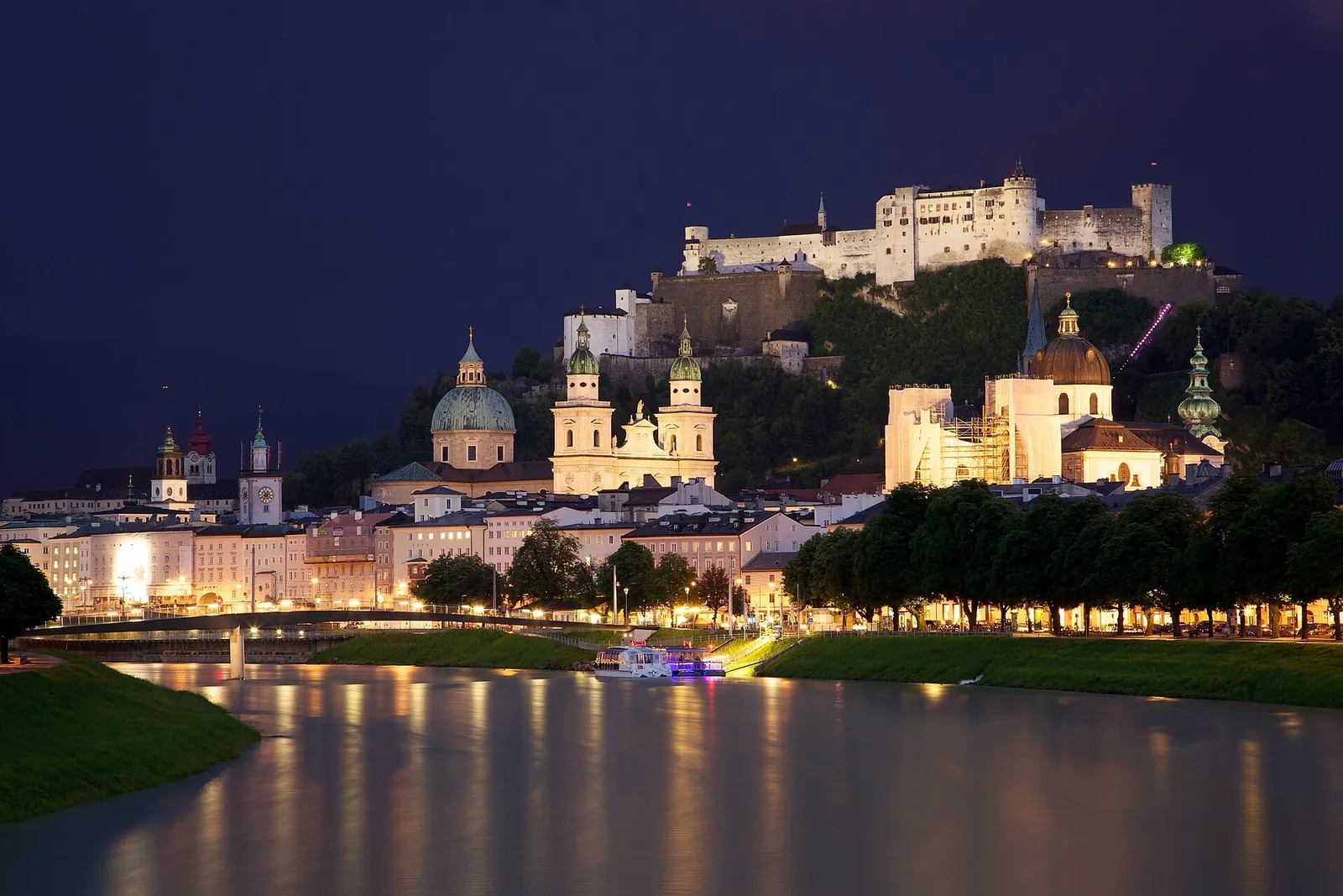 Stare Miasto w Salzburgu nad rzeką Salzach (zdjęcie ilustracyjne)