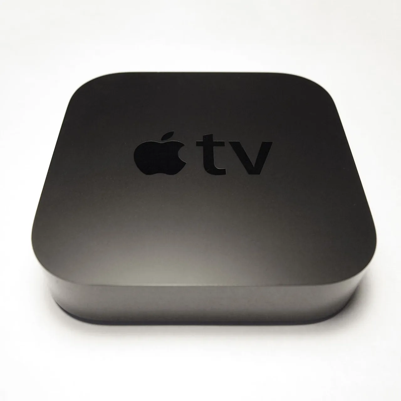 Odtwarzacz Apple TV podłączony do telewizora (zdjęcie ilustracyjne)