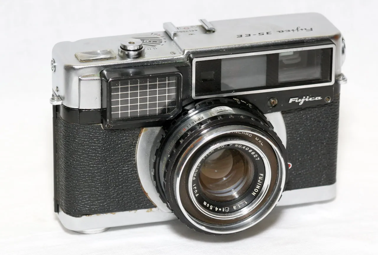 Klasyczny kompaktowy aparat na kliszę 35 mm, model Fujica 35-EE (zdjęcie ilustracyjne)