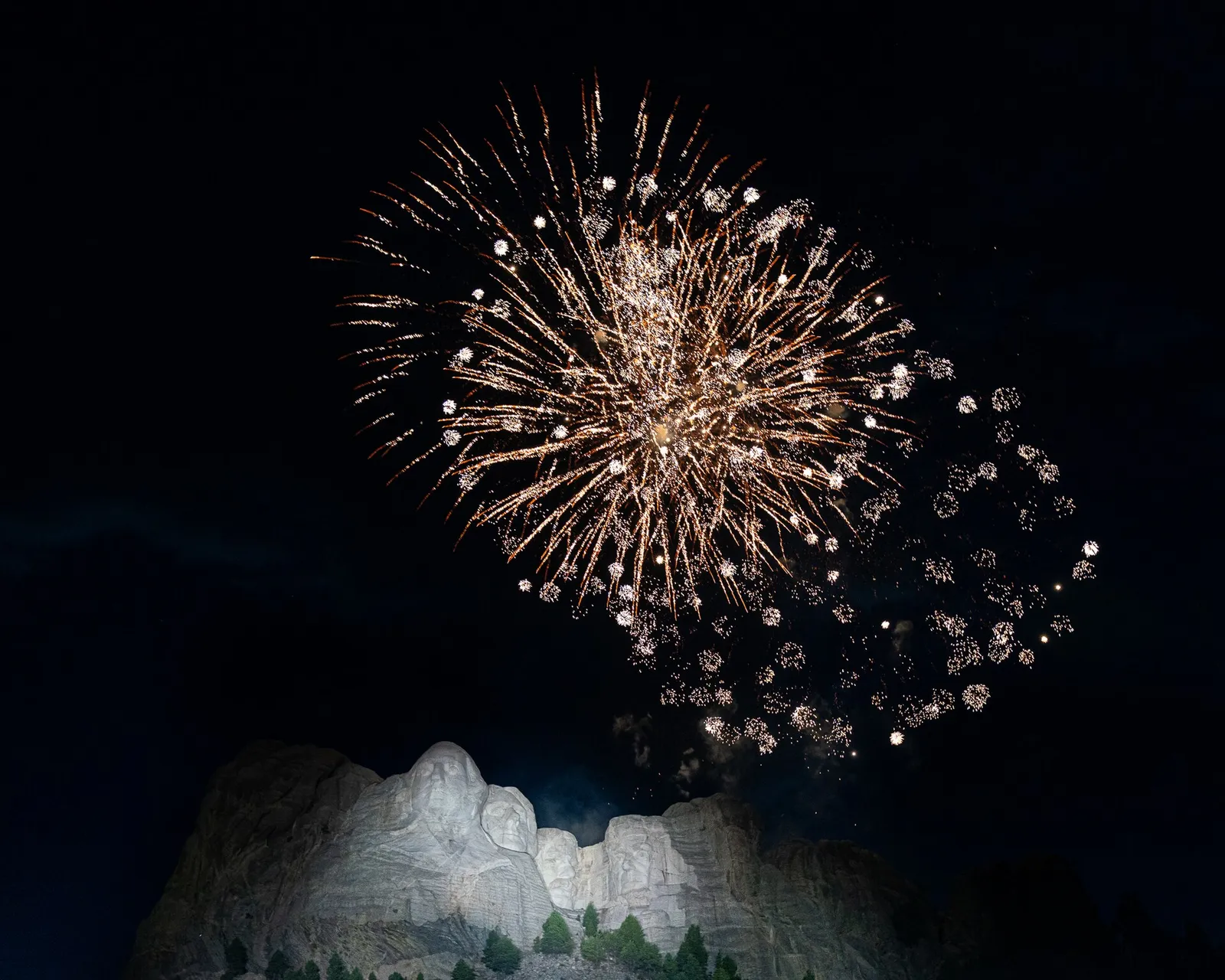 Pokaz fajerwerków nad monumentem Mount Rushmore