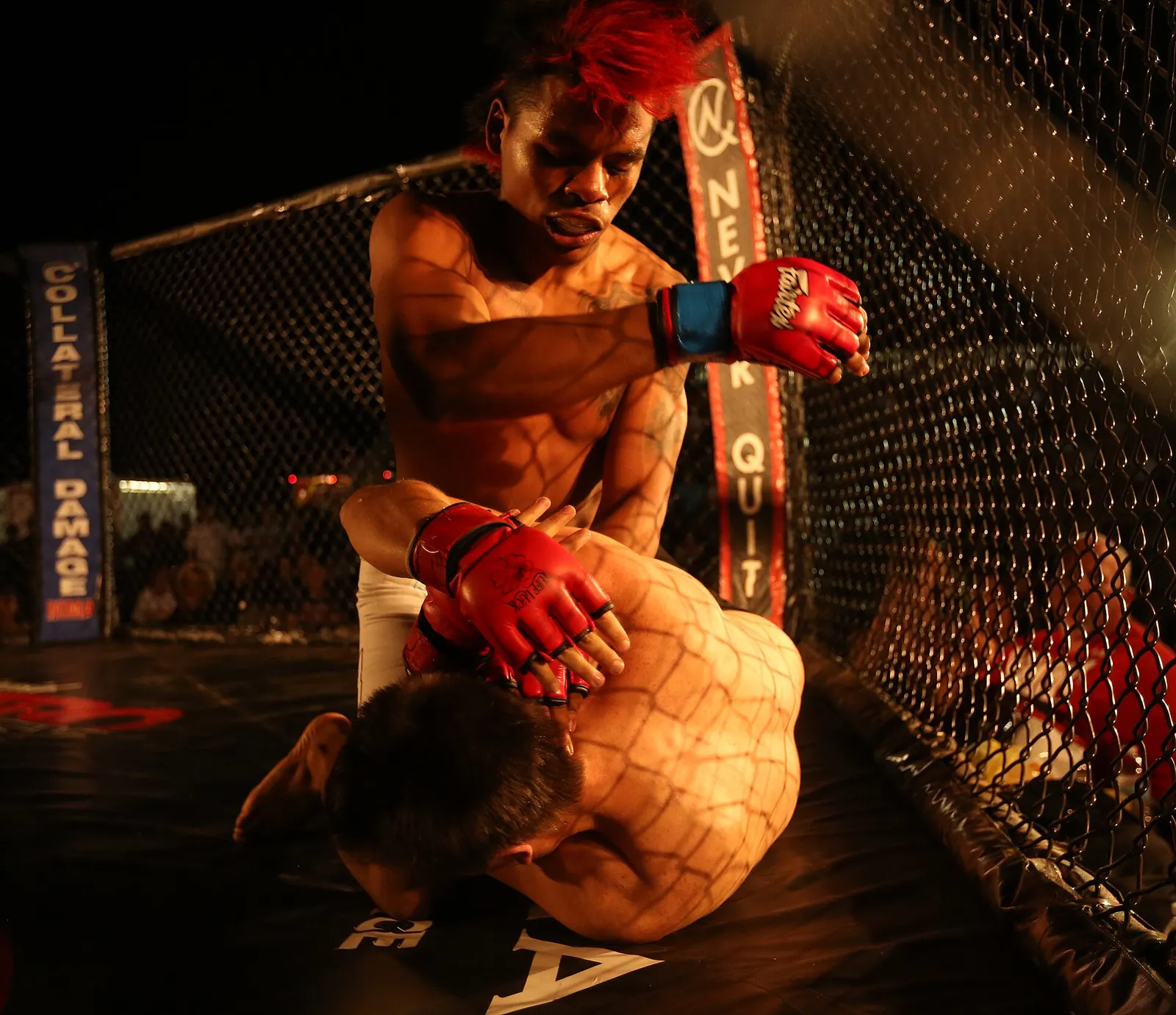 Walka MMA w klatce (zdjęcie ilustracyjne)