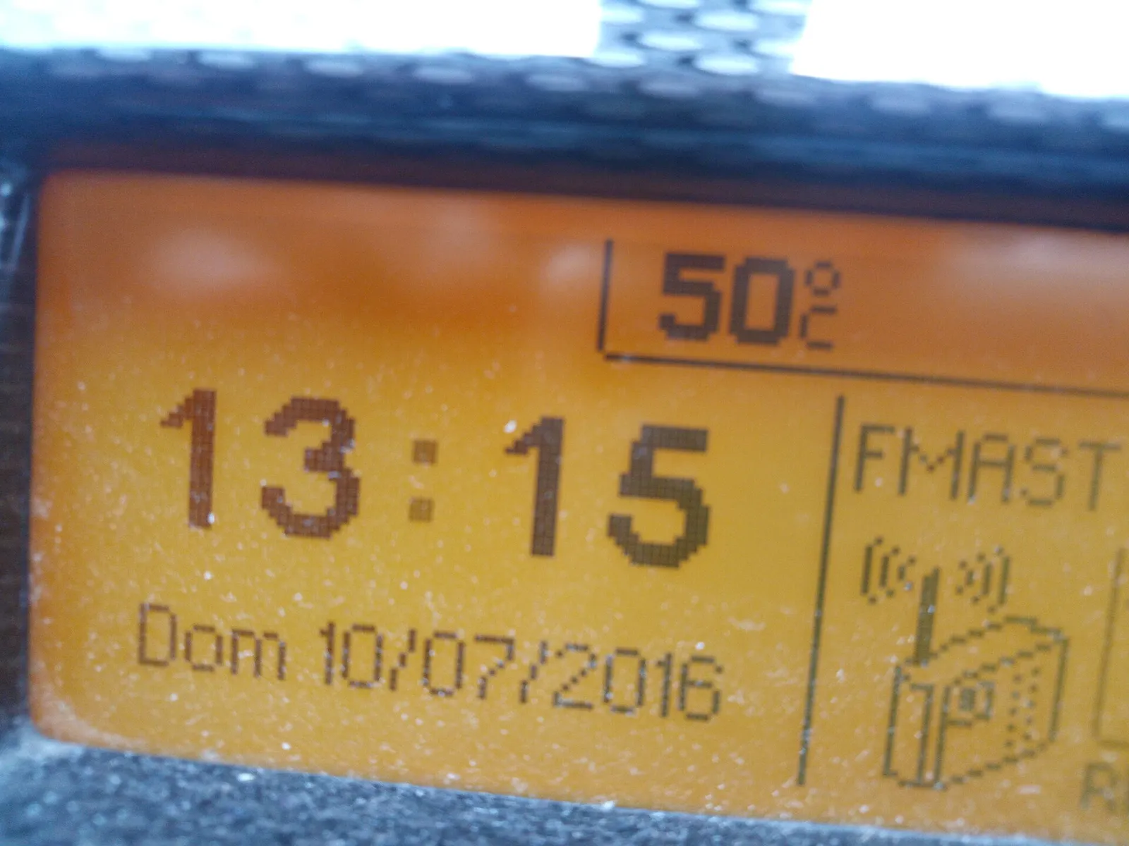 Wyświetlacz temperatury w samochodzie wskazujący wysoką wartość