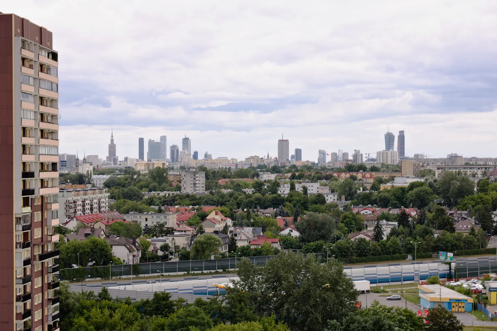 Panorama biurowego centrum Warszawy (zdjęcie ilustracyjne)