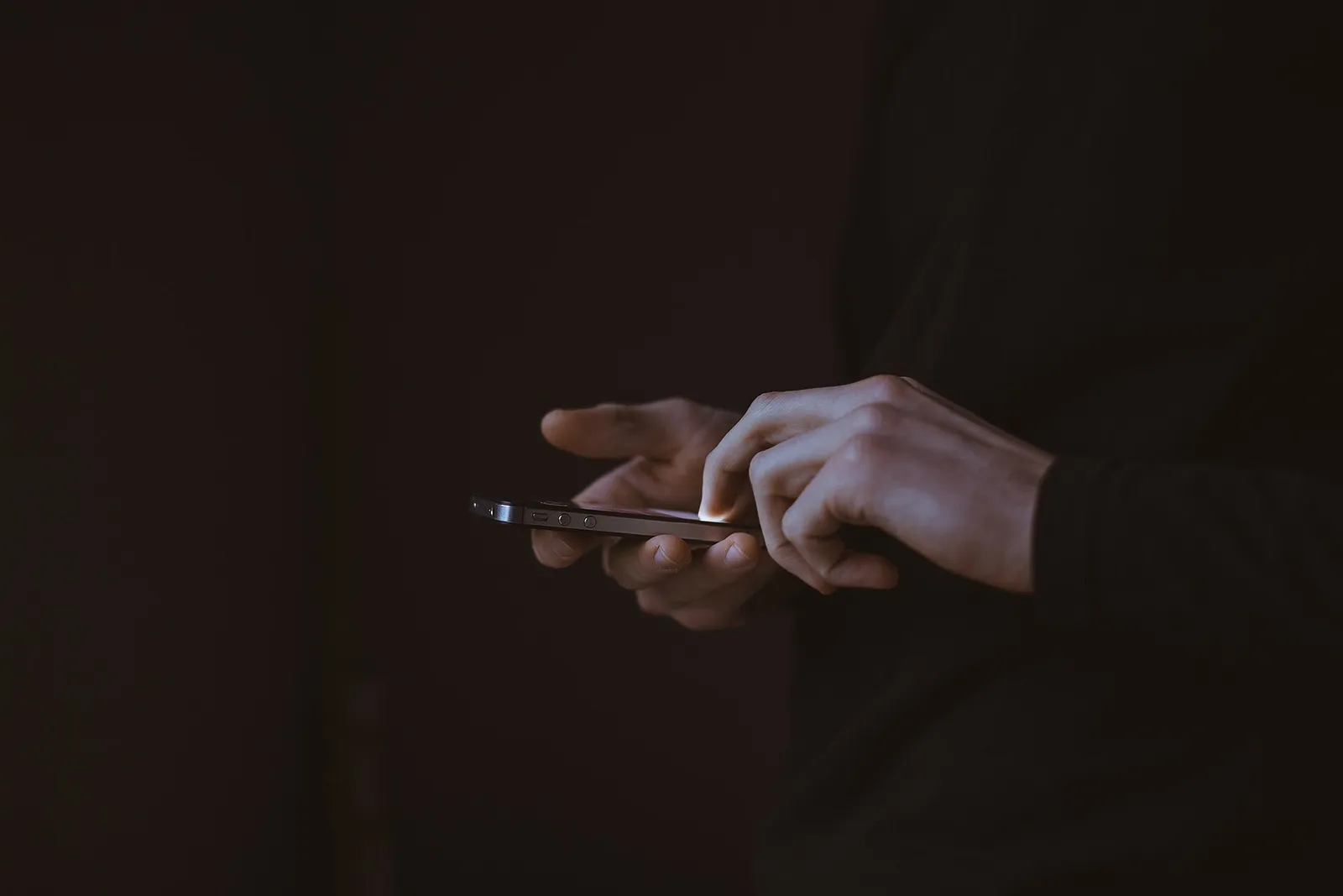 Mężczyzna korzystający ze smartfona