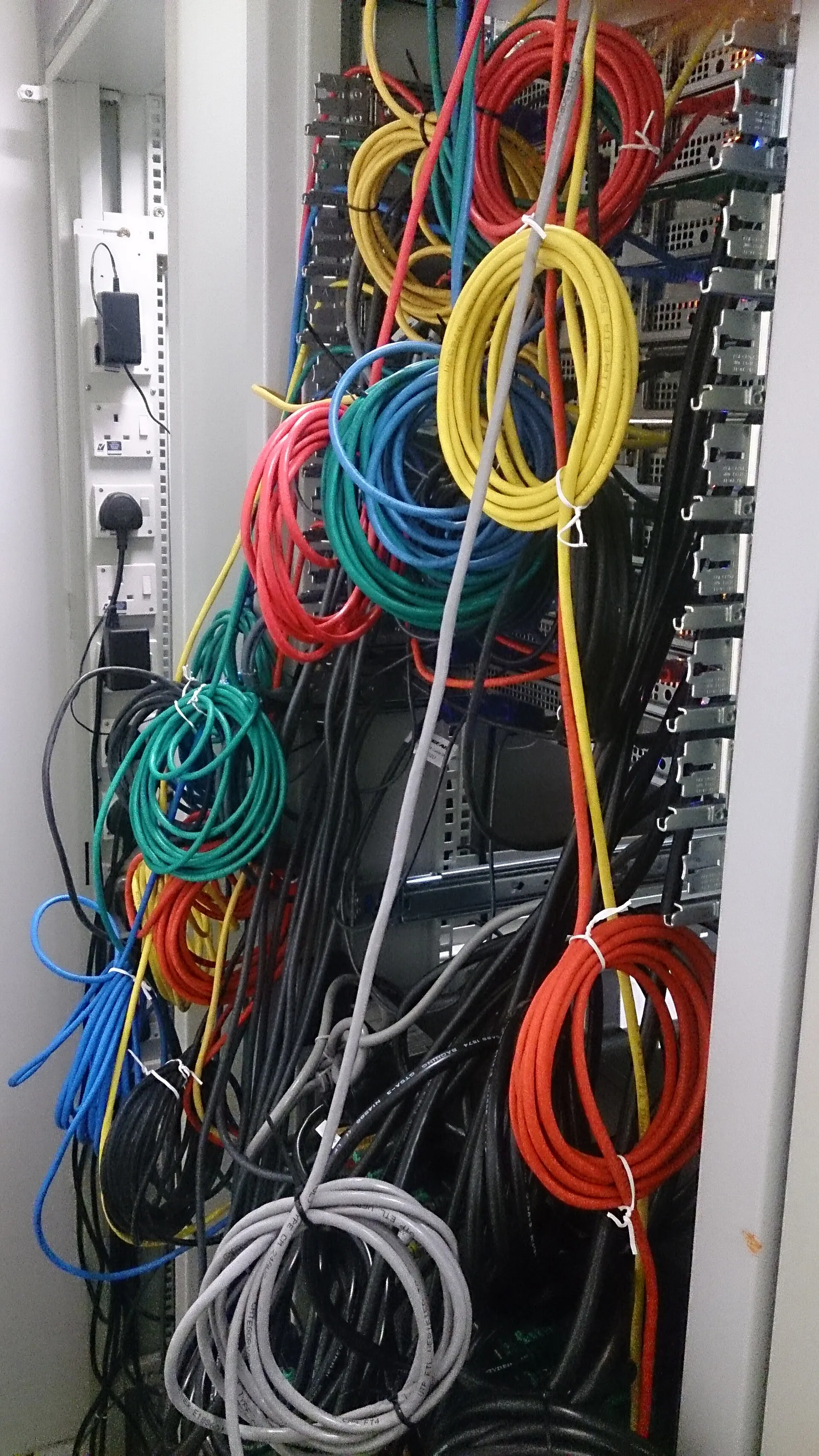 Kable sieciowe w serwerowni (zdjęcie ilustracyjne)