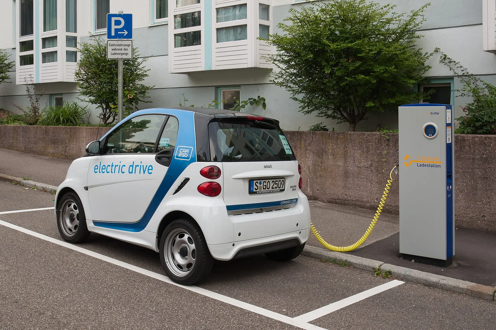 Stacja ładowania samochodów elektrycznych (zdjęcie ilustracyjne)