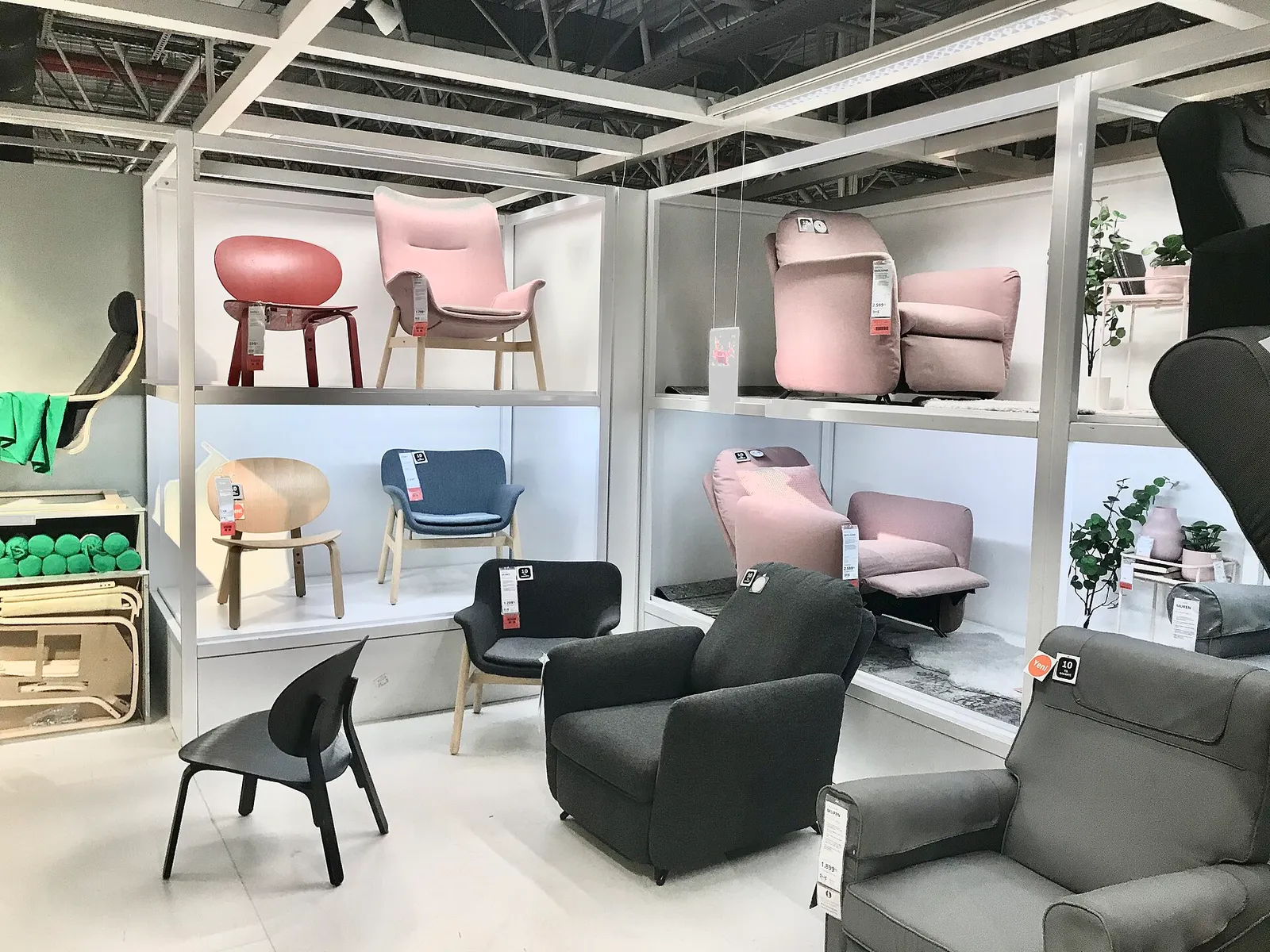 Meble w sklepie Ikea (zdjęcie ilustracyjne)