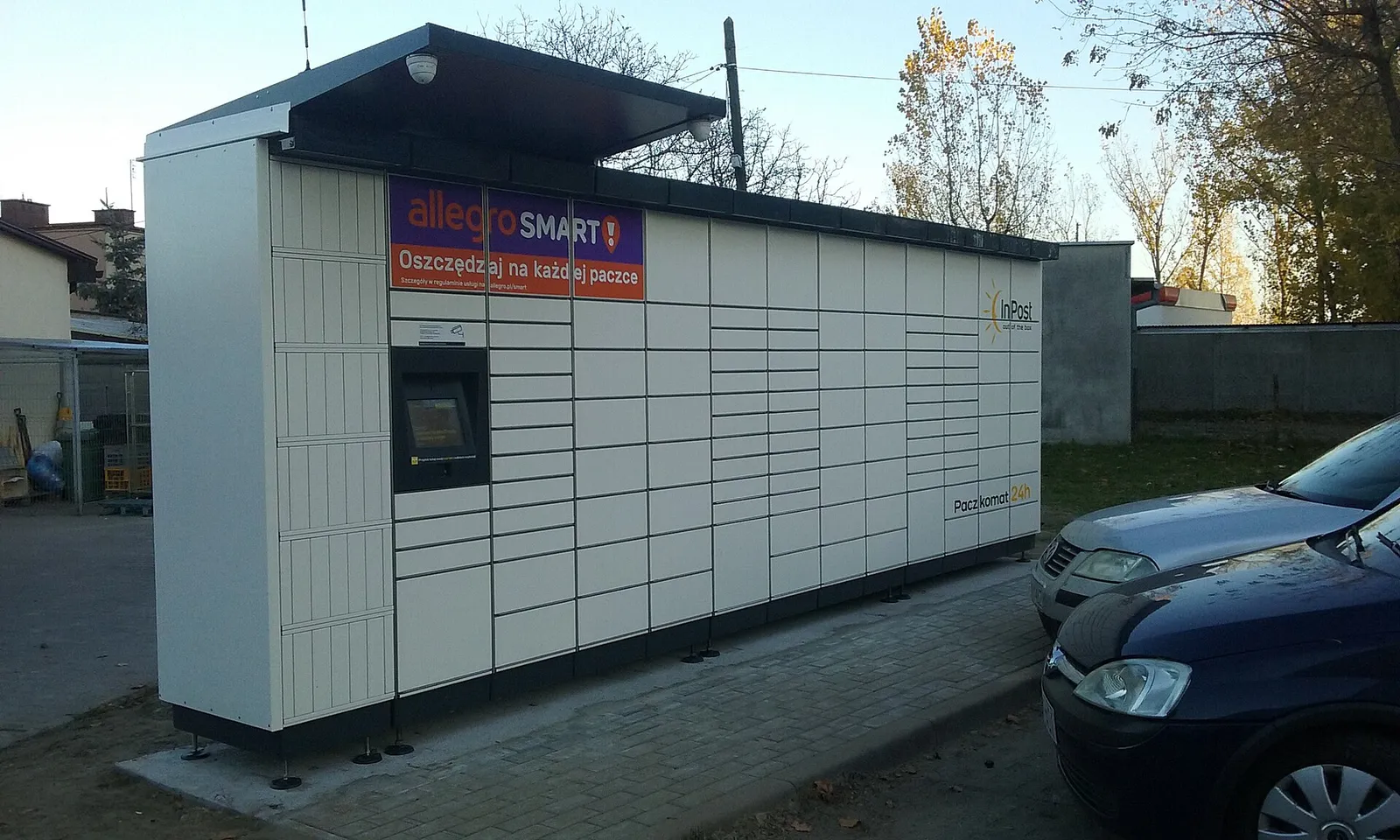 Automat paczkowy na polskiej ulicy (zdjęcie ilustracyjne)