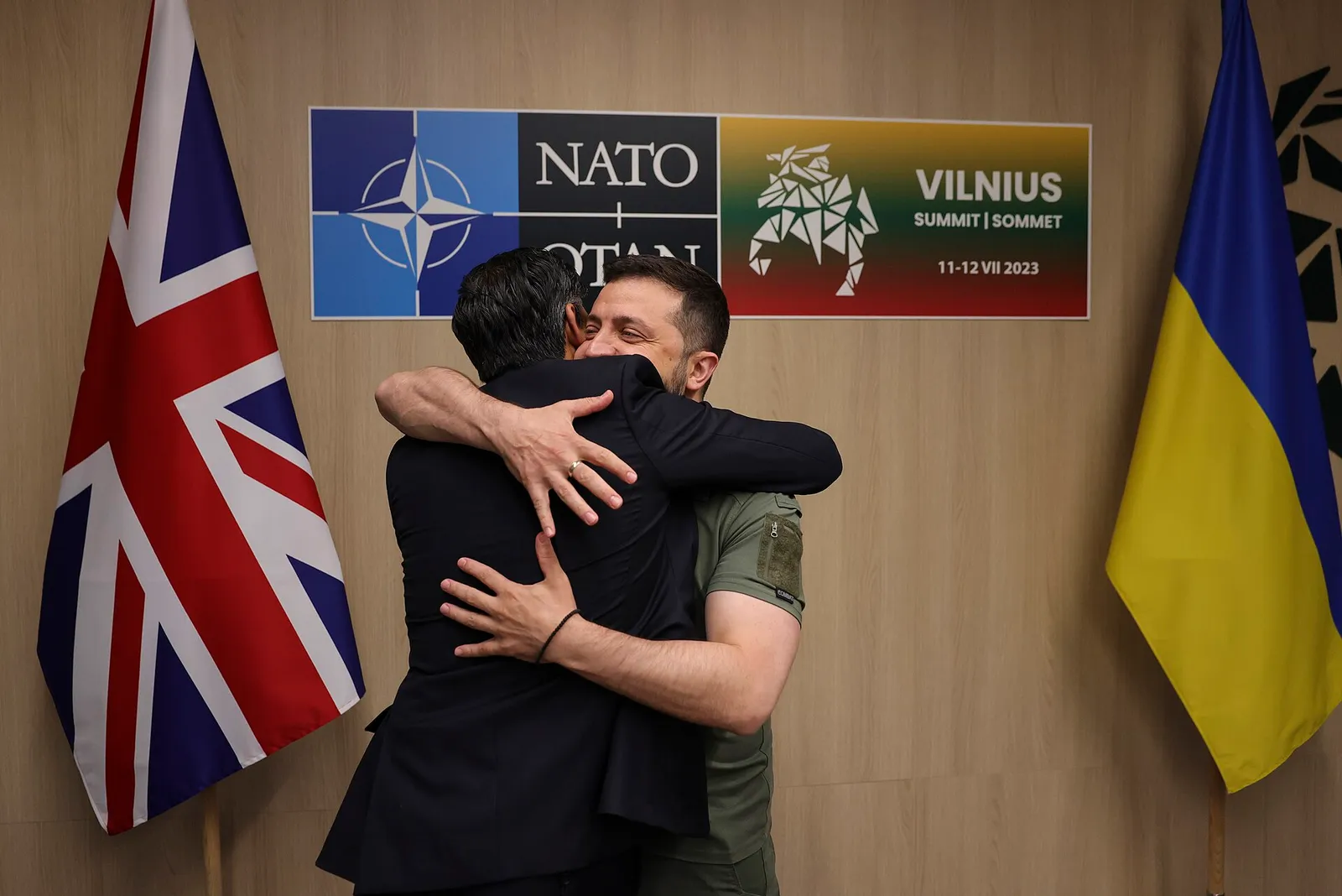 Szczyt NATO — flagi państw Sojuszu (zdjęcie ilustracyjne)
