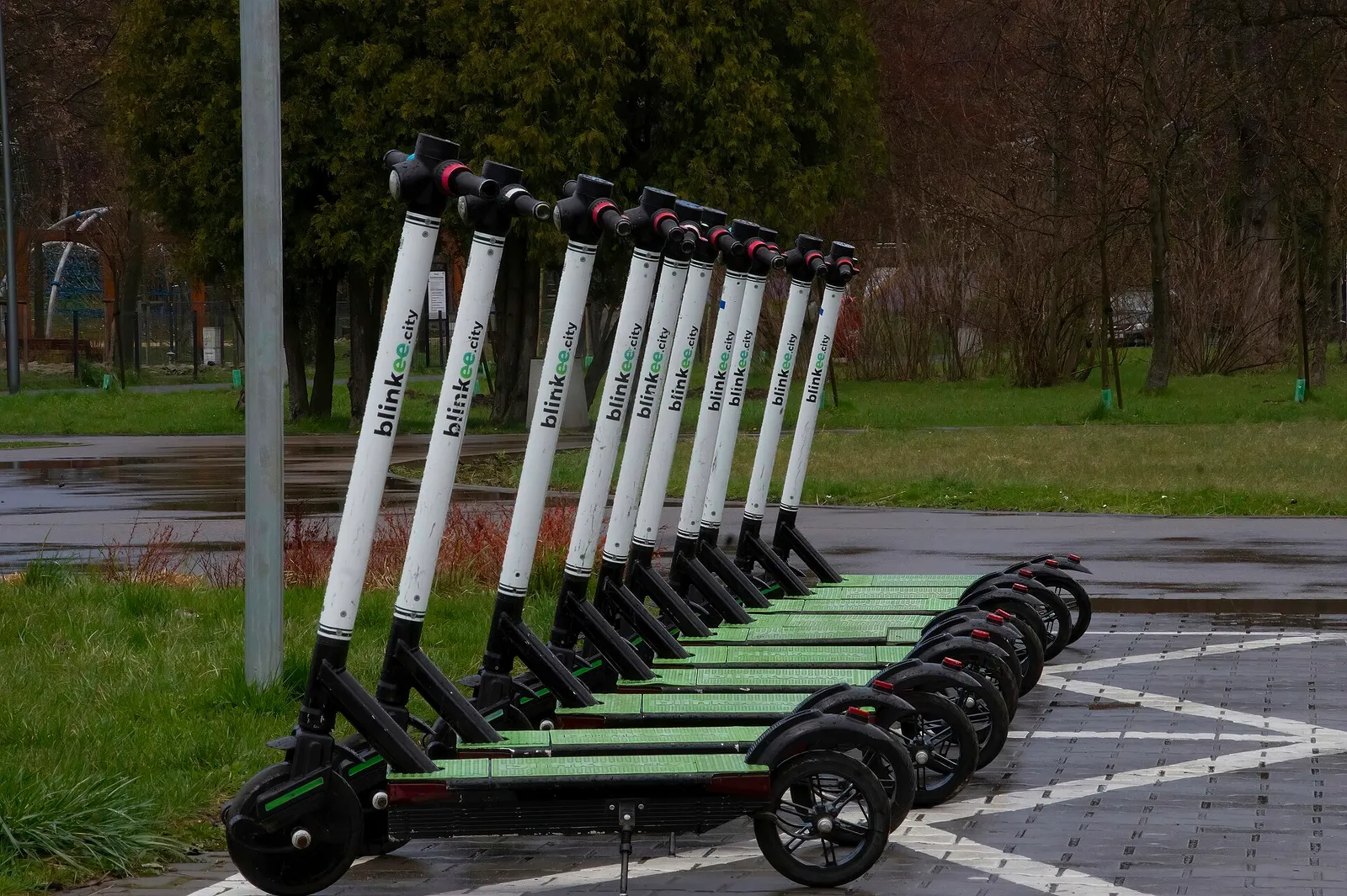 Hulajnogi elektryczne na miejskiej ulicy (zdjęcie ilustracyjne)