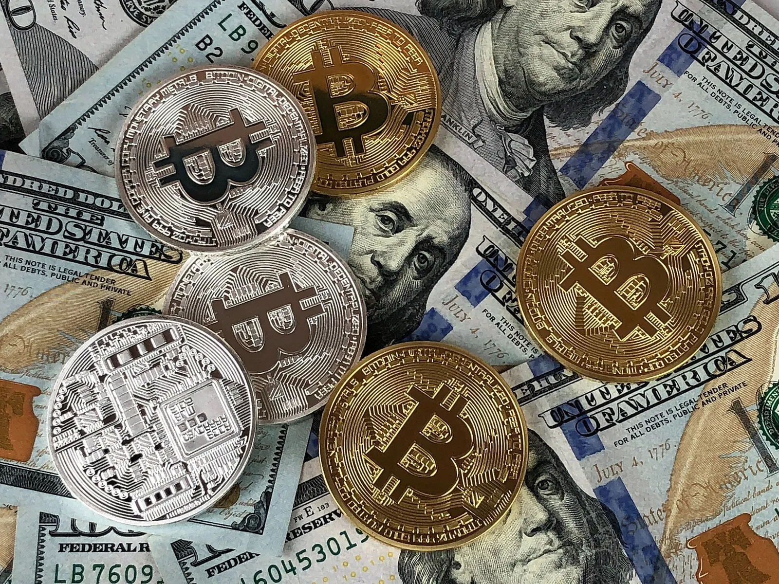 Monety z symbolem kryptowaluty (zdjęcie ilustracyjne)