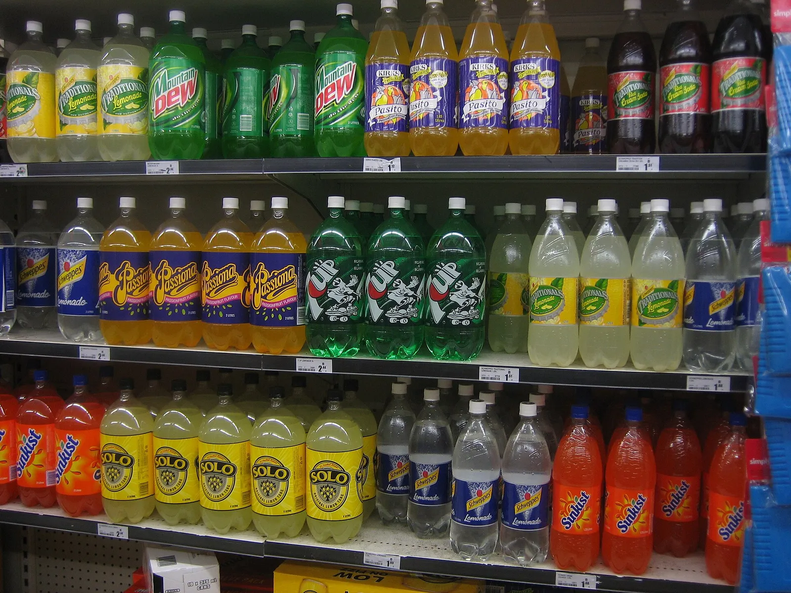 Napoje na sklepowej półce (zdjęcie ilustracyjne)