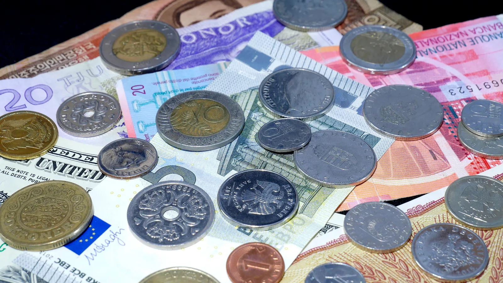 Banknoty i monety (zdjęcie ilustracyjne)