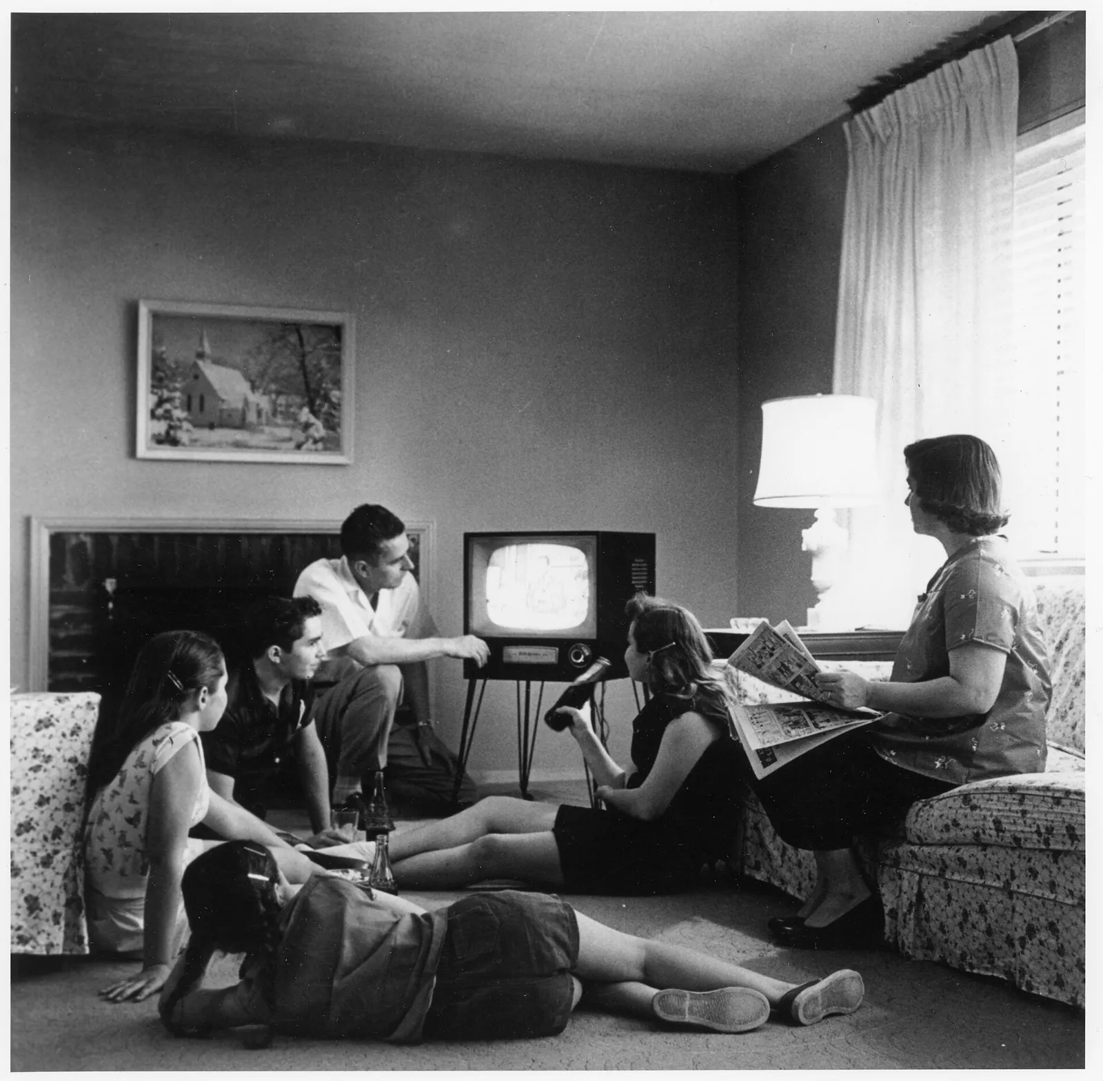 Osoby oglądające telewizję (zdjęcie archiwalne)