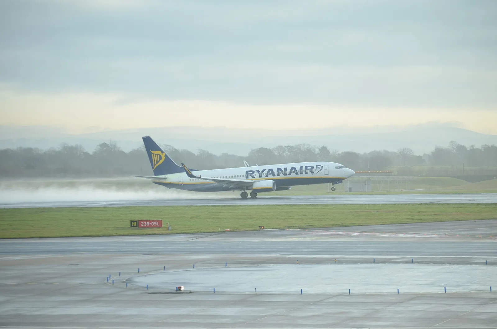 Samolot Boeing 737 linii Ryanair (zdjęcie ilustracyjne)