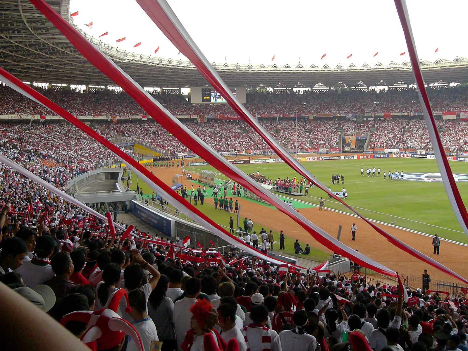 Wypełniony stadion piłkarski w Azji